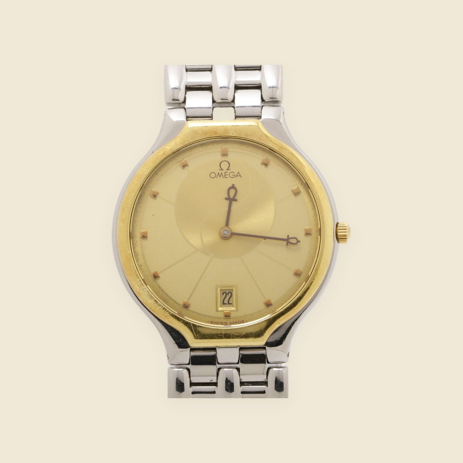 Orologio Omega bicolore in acciaio, con quadrante champagne e datario a ore 6, visto frontalmente su fondo neutro