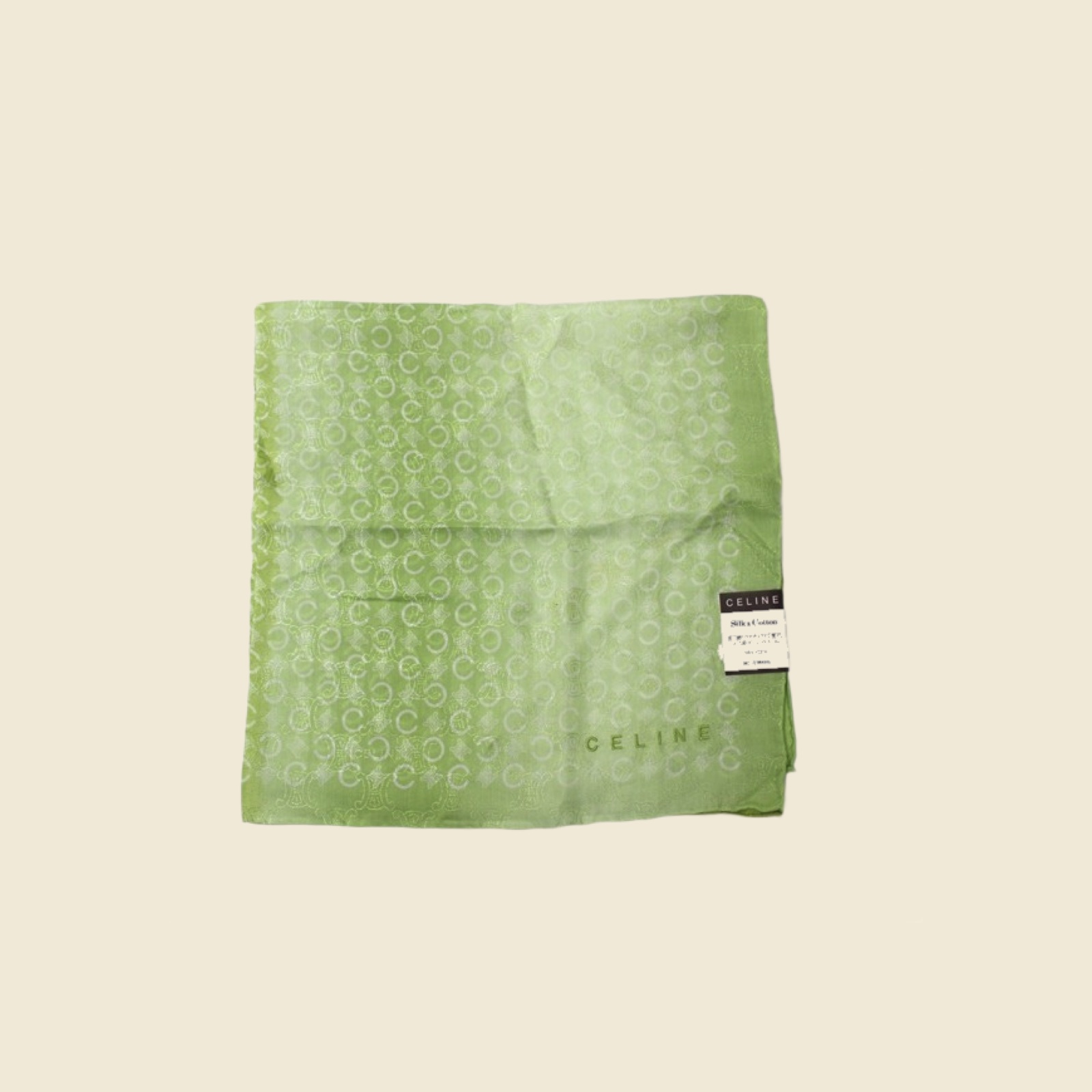 Tre fazzoletti quadrati: verde chiaro con motivo logo, rosso a righe stampato, avorio a pois con bordo floreale