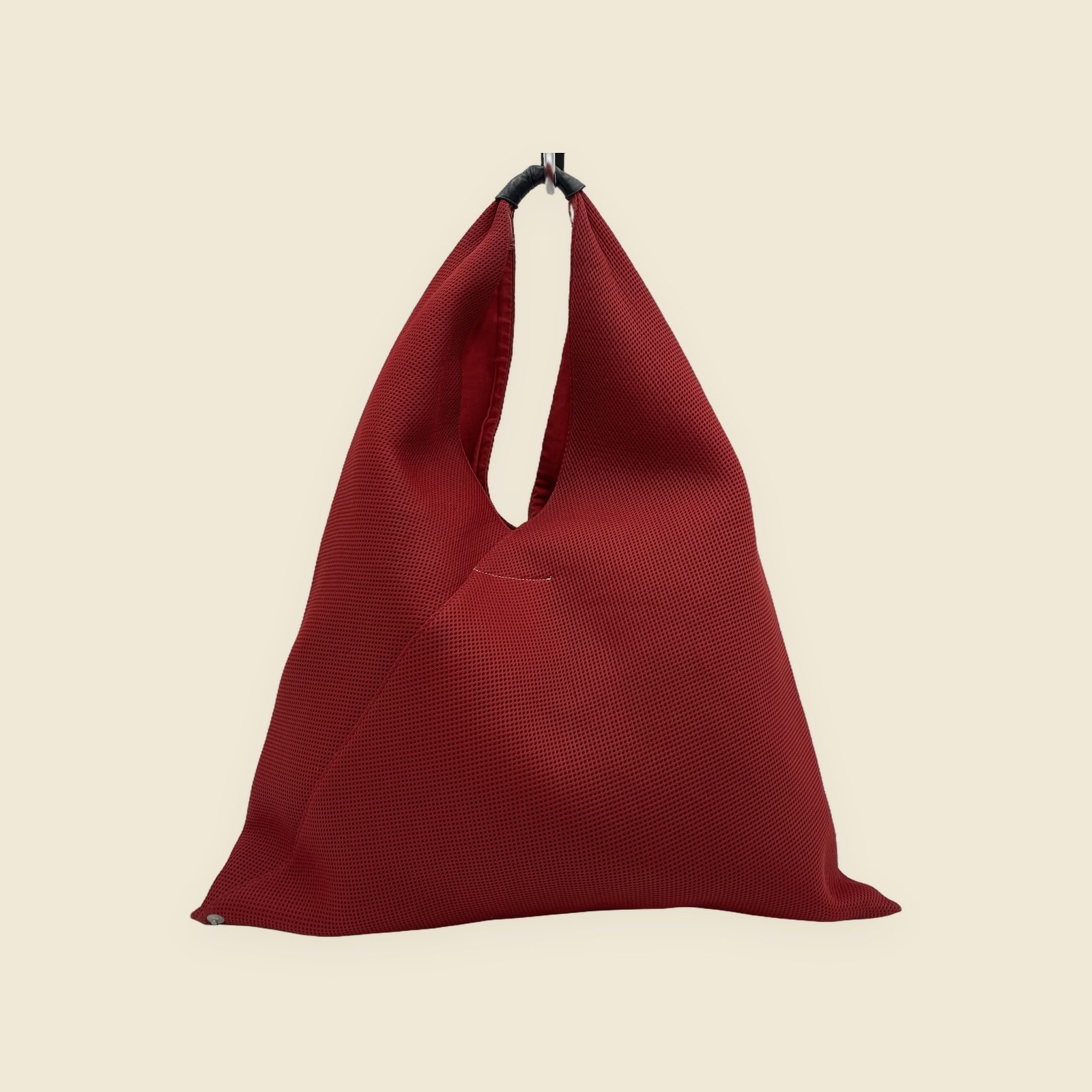 Borsa tote Maison Margiela in rete rossa, sagoma triangolare e manico unico con dettaglio in pelle nera, vista frontale