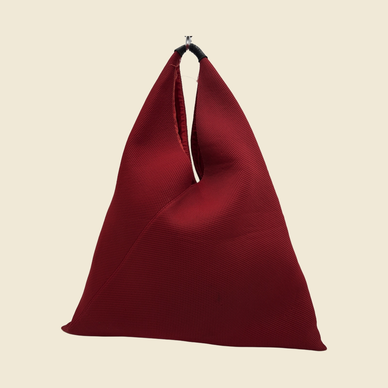 Borsa tote Maison Margiela in tessuto a rete rosso, sagoma triangolare, manico a spalla con giunzione in pelle nera