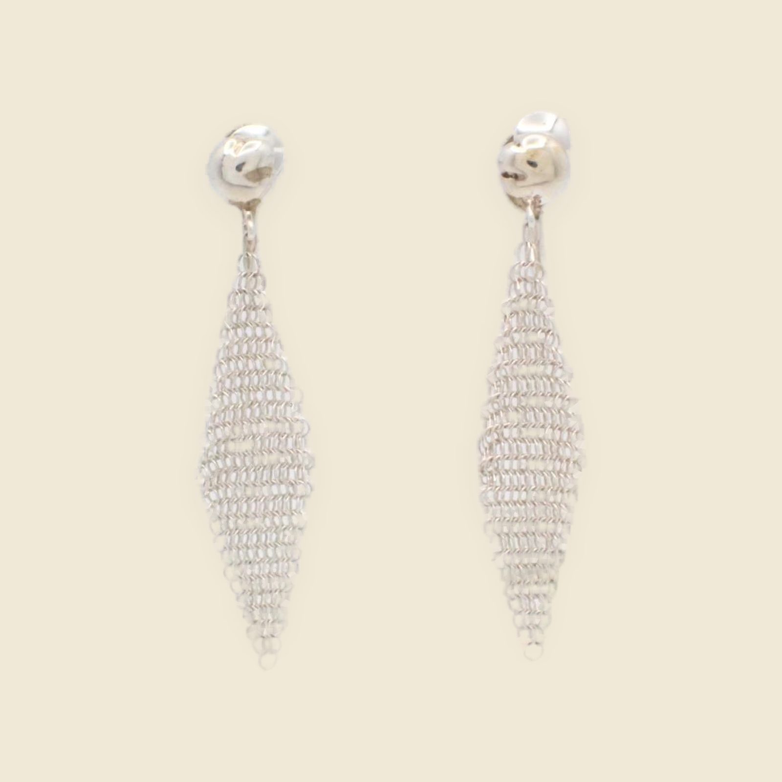 Coppia di orecchini a clip Tiffany & Co. in argento sterling, con pendenti a maglia a losanga, vista frontale