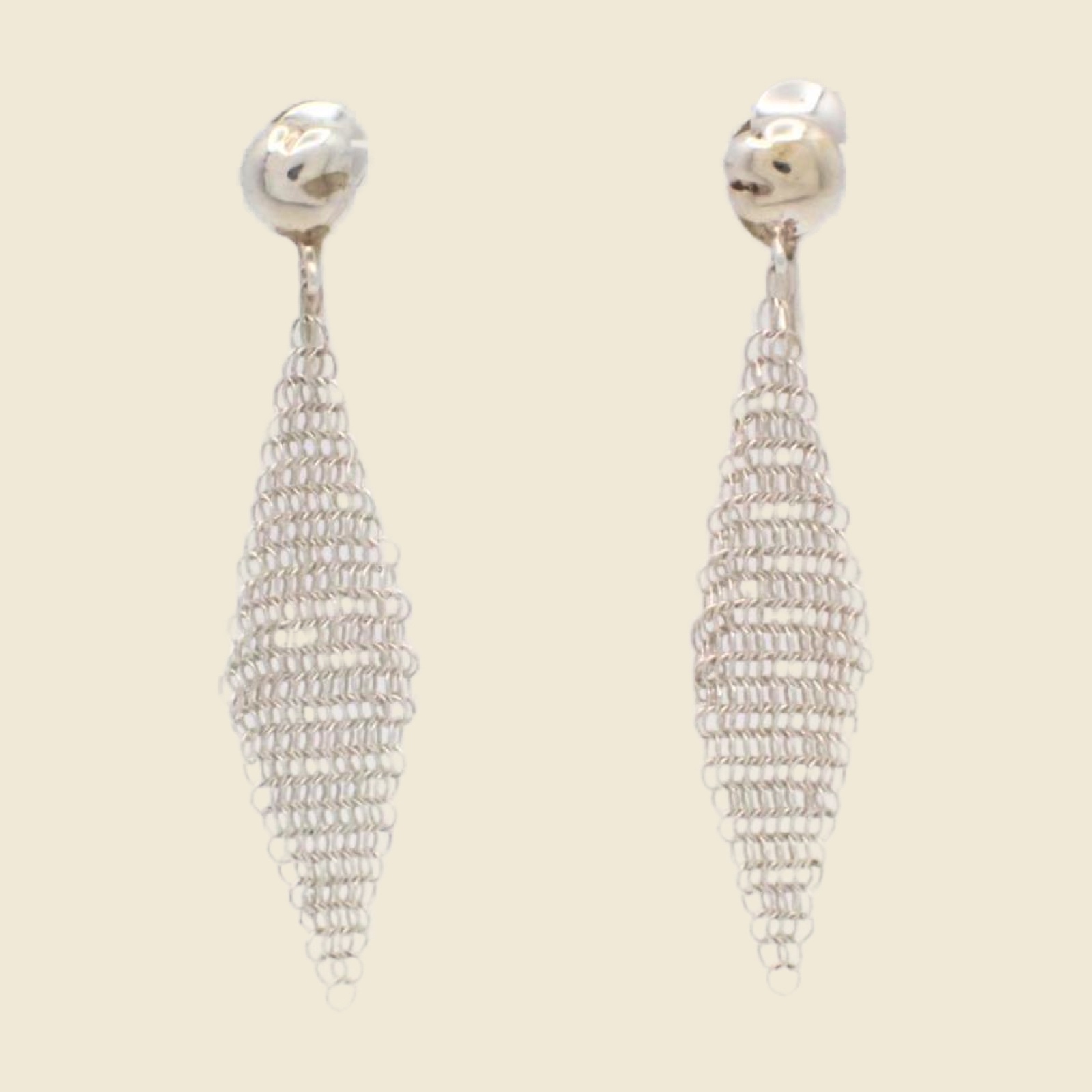 Orecchini a clip Tiffany in argento sterling, pendente a maglia metallica a losanga, clip a vite, su fondo chiaro