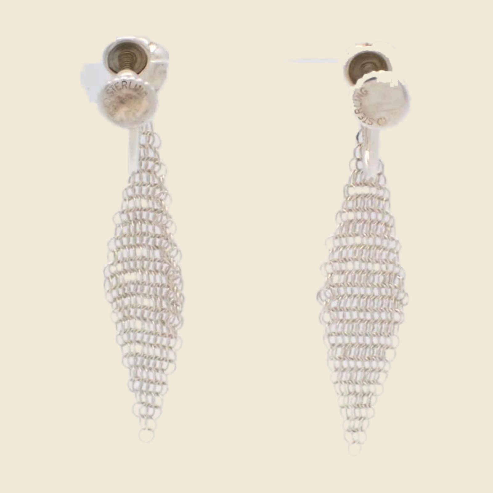 Orecchini a clip Tiffany in argento sterling, pendente a maglia metallica a losanga, clip a vite, su fondo chiaro — vista 2