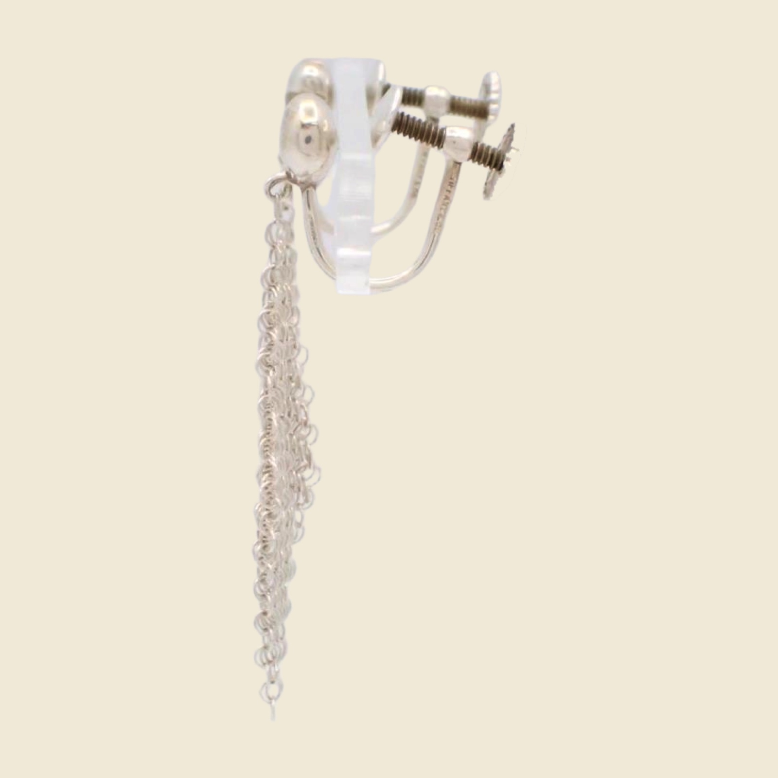 Orecchini a clip Tiffany in argento sterling, pendente a maglia metallica a losanga, clip a vite, su fondo chiaro — vista 3