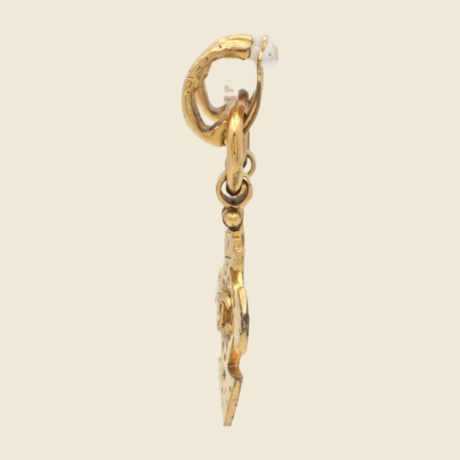 Orecchini a clip Chanel pendenti in metallo dorato, placca a croce con logo CC al centro, vista frontale — vista 2