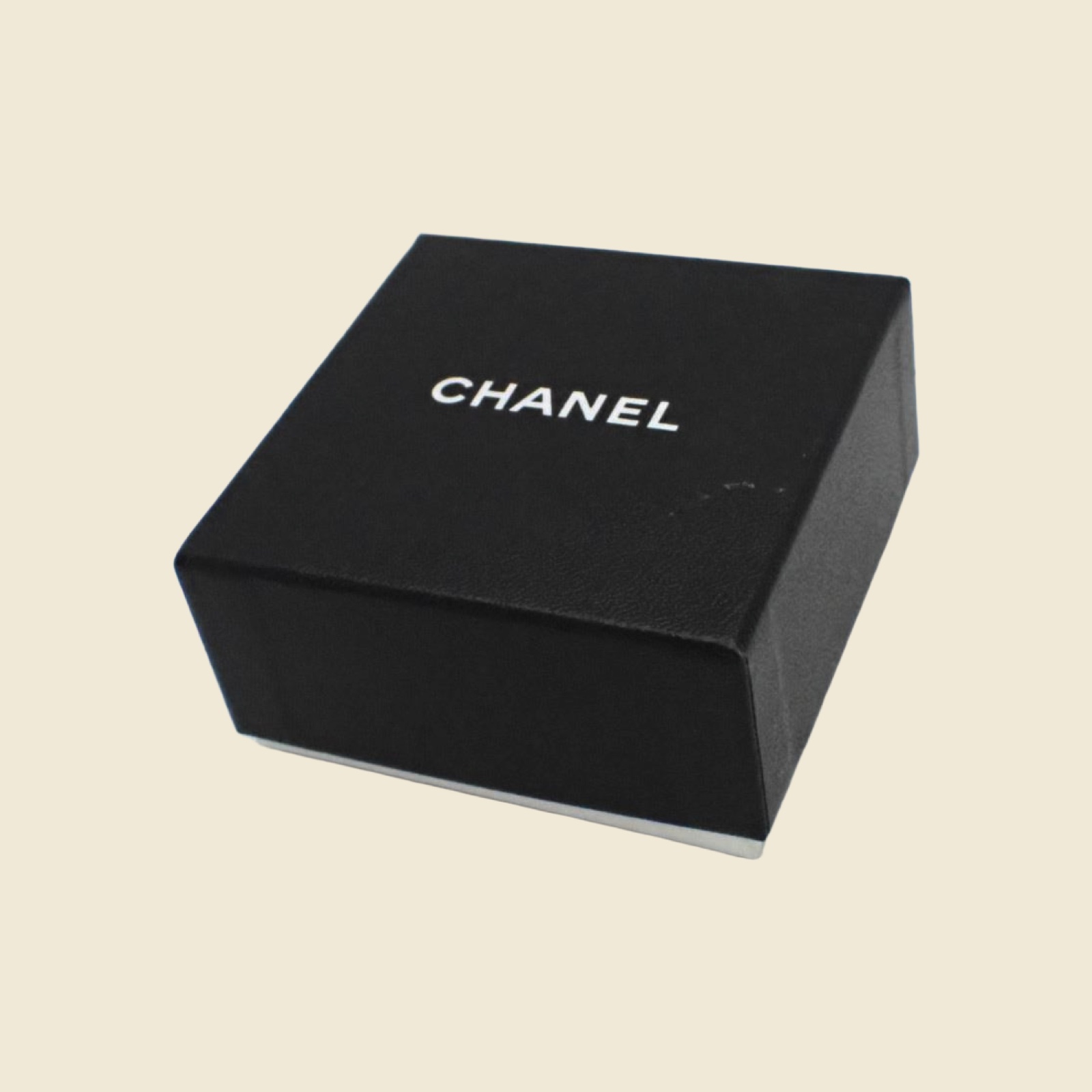 Orecchini a clip Chanel pendenti in metallo dorato, placca a croce con logo CC al centro, vista frontale — vista 3
