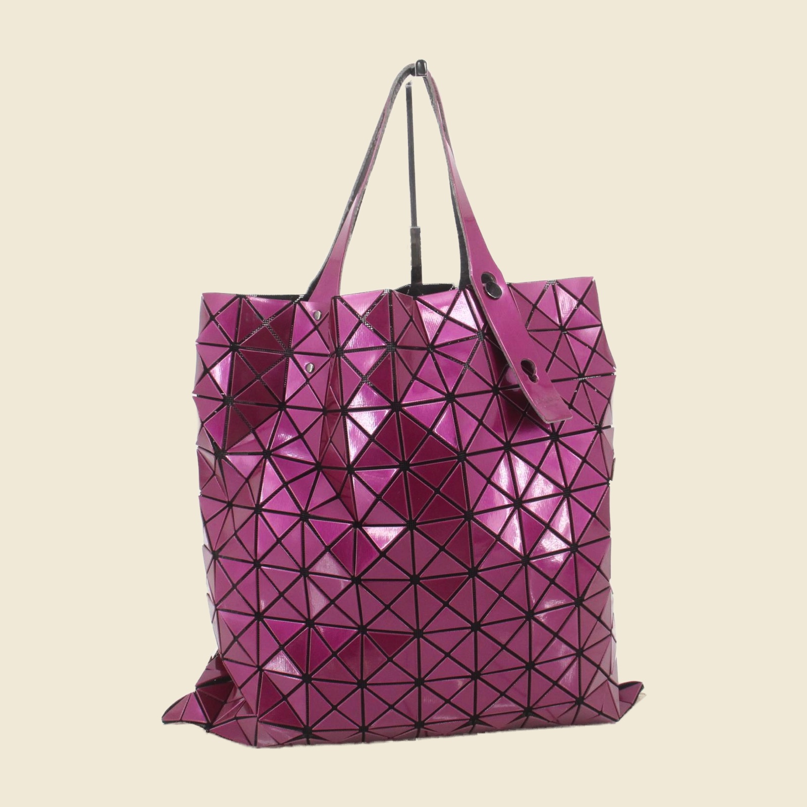 Borsa tote Issey Miyake in PVC lucido fucsia a triangoli, due manici a spalla, vista frontale su fondo bianco