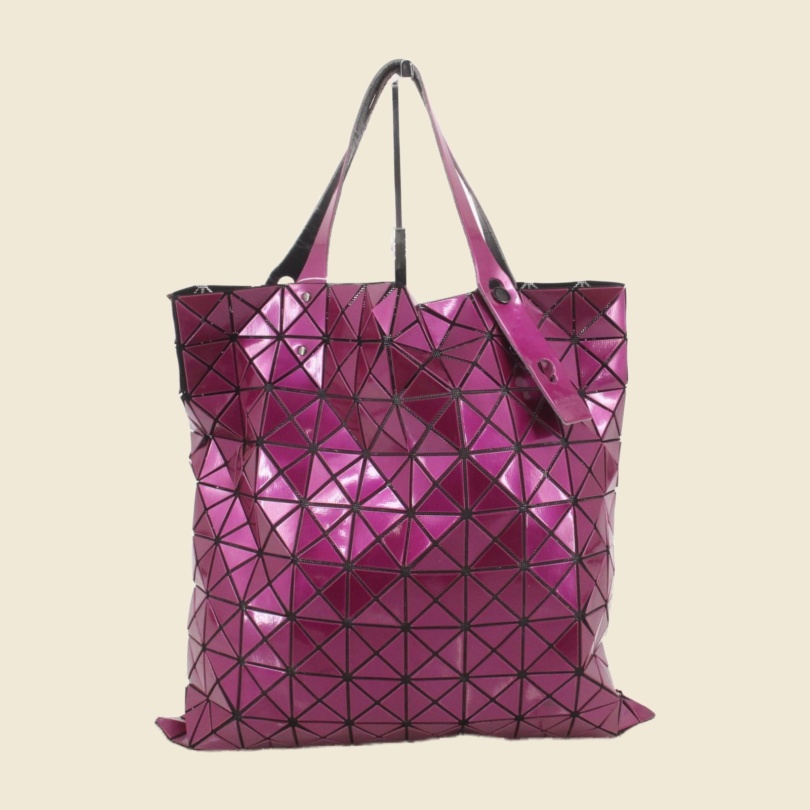 Borsa tote Issey Miyake in PVC lucido fucsia a triangoli, due manici a spalla, vista frontale su fondo bianco — vista 2