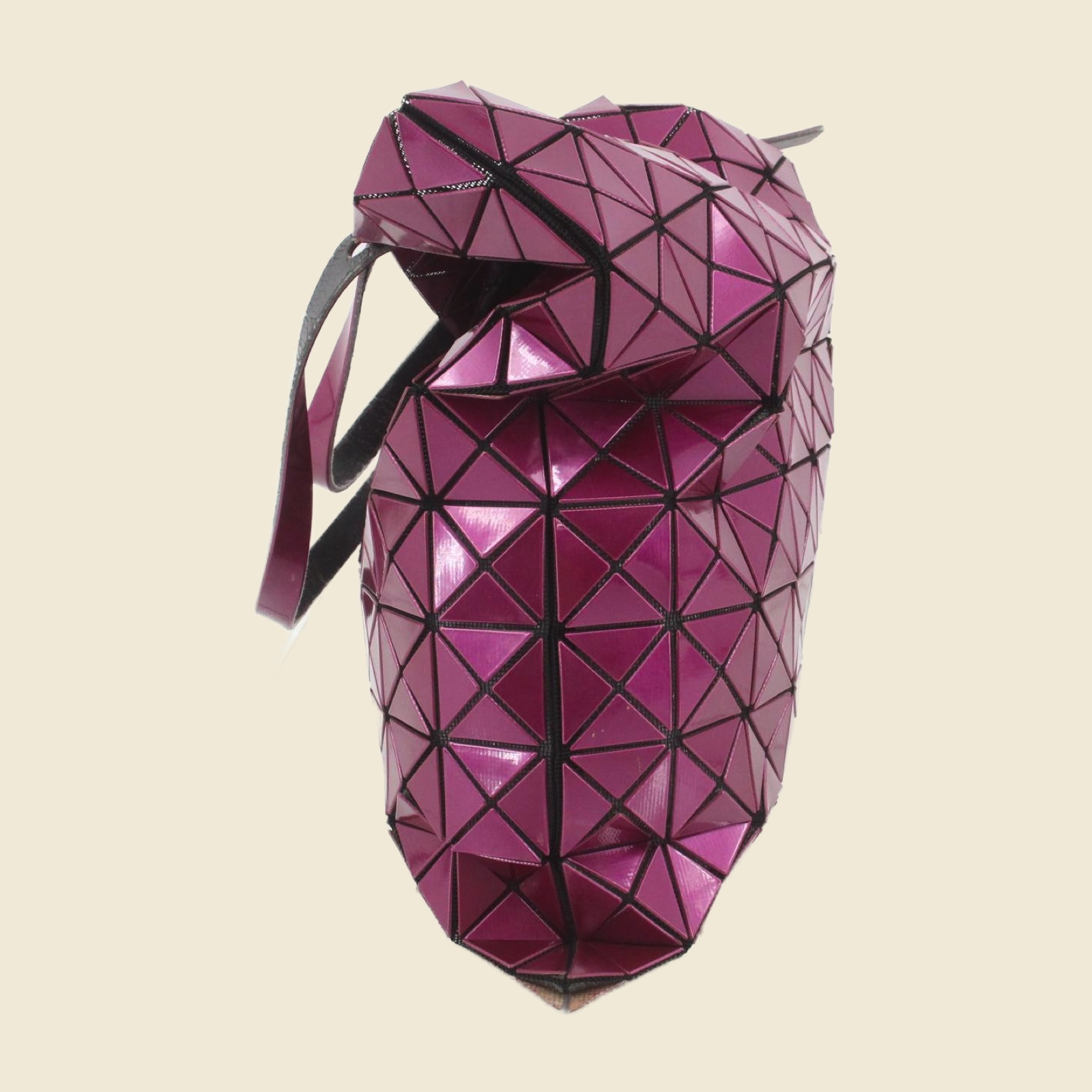 Borsa tote Issey Miyake in PVC lucido fucsia a triangoli, due manici a spalla, vista frontale su fondo bianco — vista 3