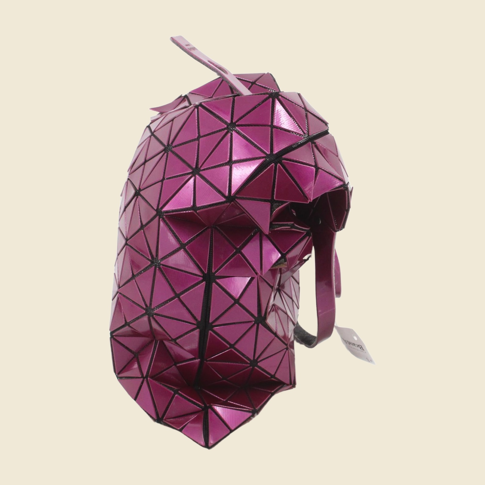 Borsa tote Issey Miyake in PVC lucido fucsia a triangoli, due manici a spalla, vista frontale su fondo bianco — vista 4