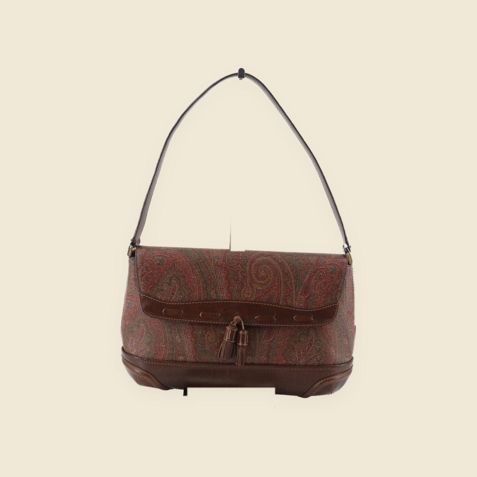 Borsa a spalla Etro in tela paisley bruna e pelle, con patta e nappina, vista frontale su fondo bianco