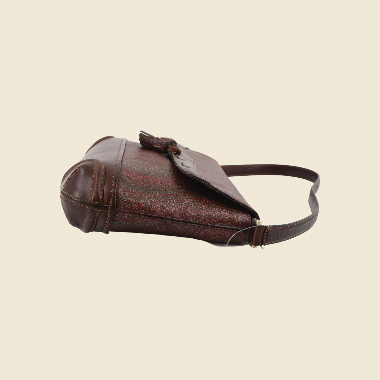 Borsa a spalla Etro in tela paisley bruna con fondo e profili in pelle, patta con nappina e manico singolo, vista frontale — vista 3