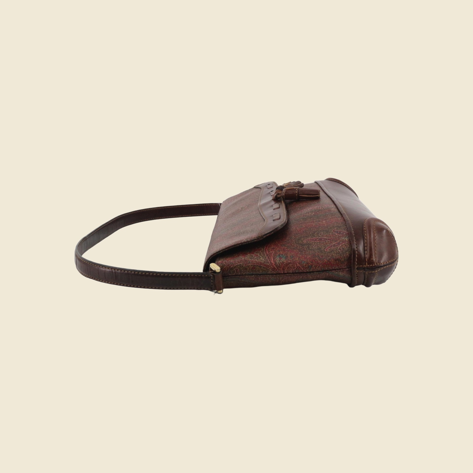 Borsa a spalla Etro in tela paisley bruna con fondo e profili in pelle, patta con nappina e manico singolo, vista frontale — vista 4