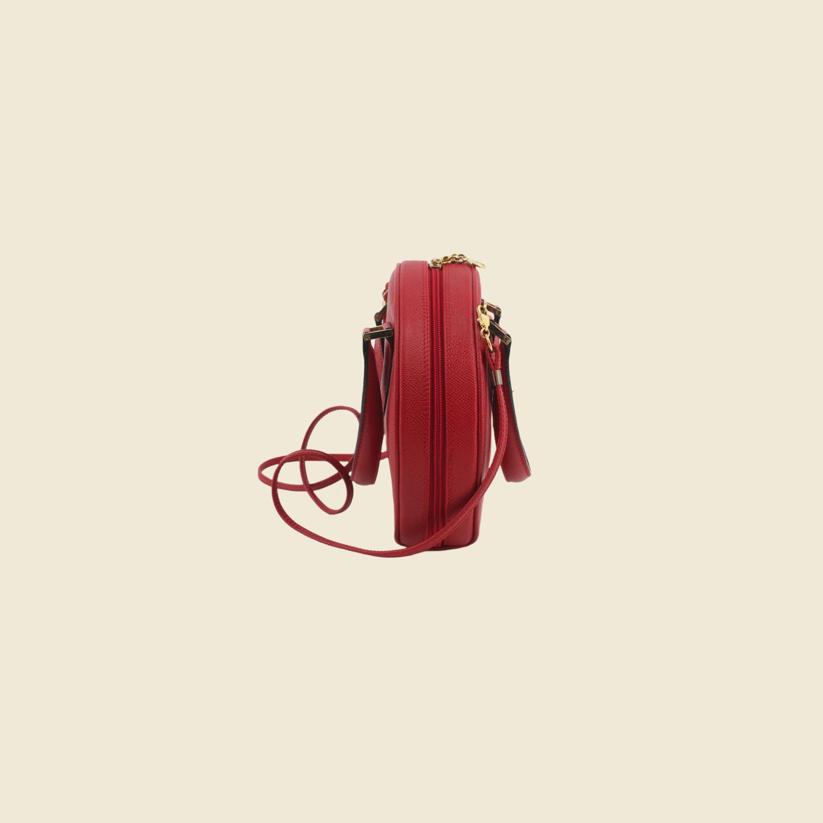 Borsa a mano Bally tonda in pelle granulata rossa con ferramenta dorata, doppio manico e tracolla, vista frontale — vista 3