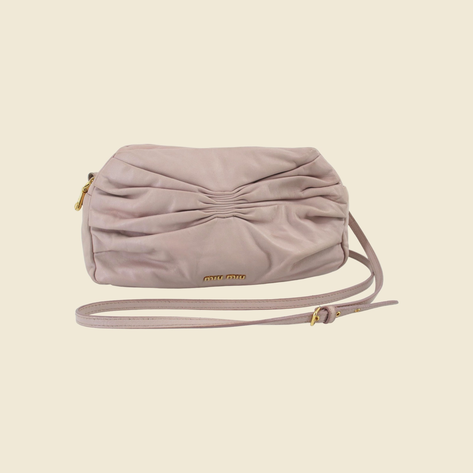 Borsa a spalla Miu Miu in pelle rosa cipria con pieghe arricciate, zip e ferramenta dorata, vista frontale