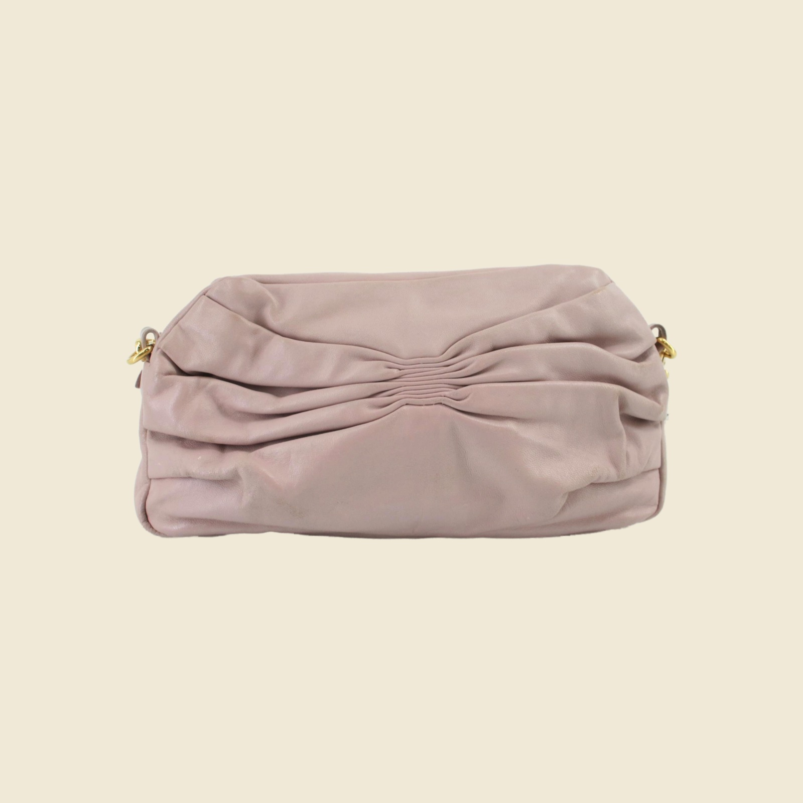 Borsa a spalla Miu Miu in pelle rosa cipria con pieghe arricciate, zip e ferramenta dorata, vista frontale — vista 2