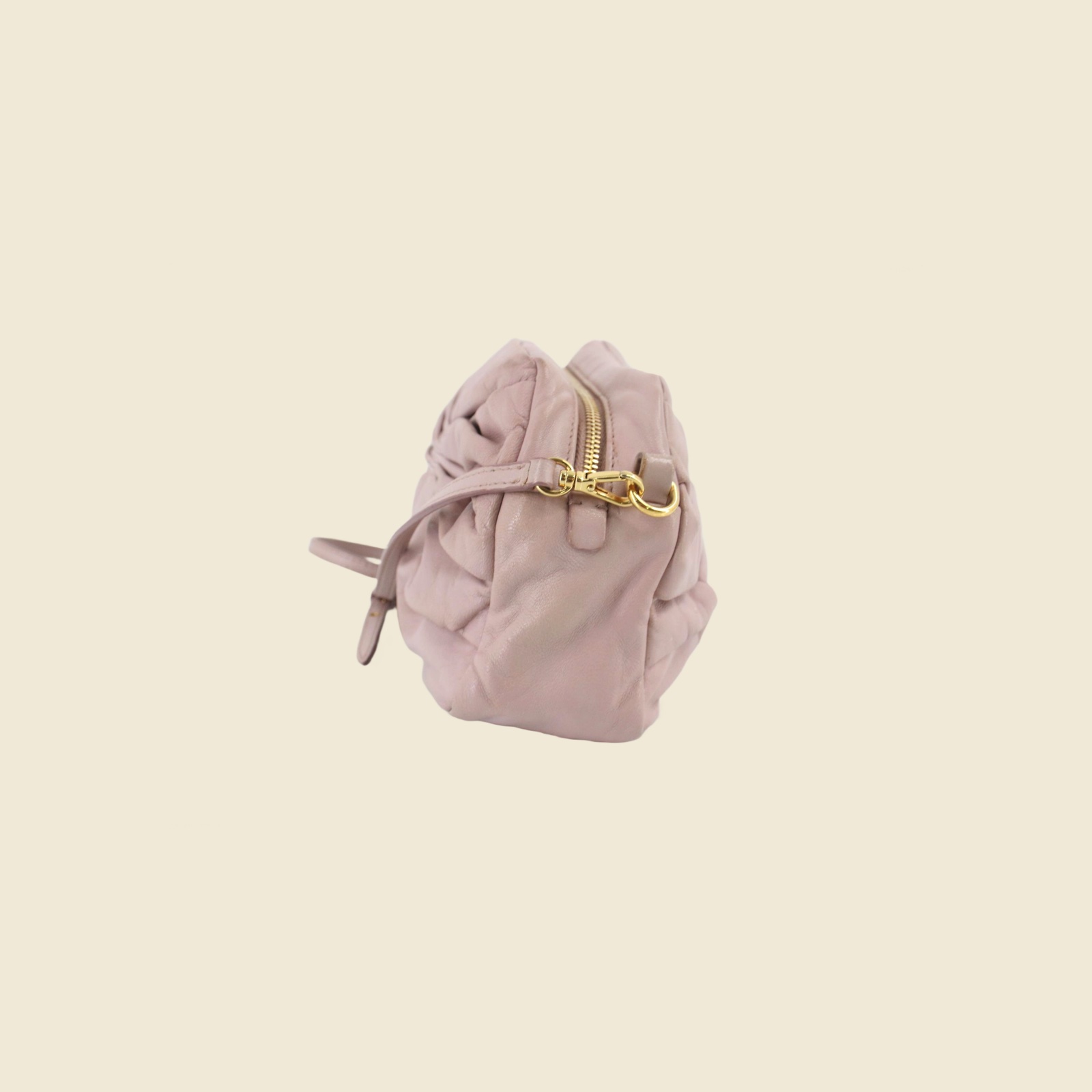 Borsa a spalla Miu Miu in pelle rosa cipria con pieghe arricciate, zip e ferramenta dorata, vista frontale — vista 3