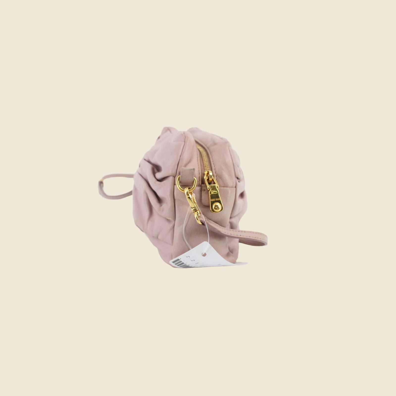 Borsa a spalla Miu Miu in pelle rosa cipria con pieghe arricciate, zip e ferramenta dorata, vista frontale — vista 4