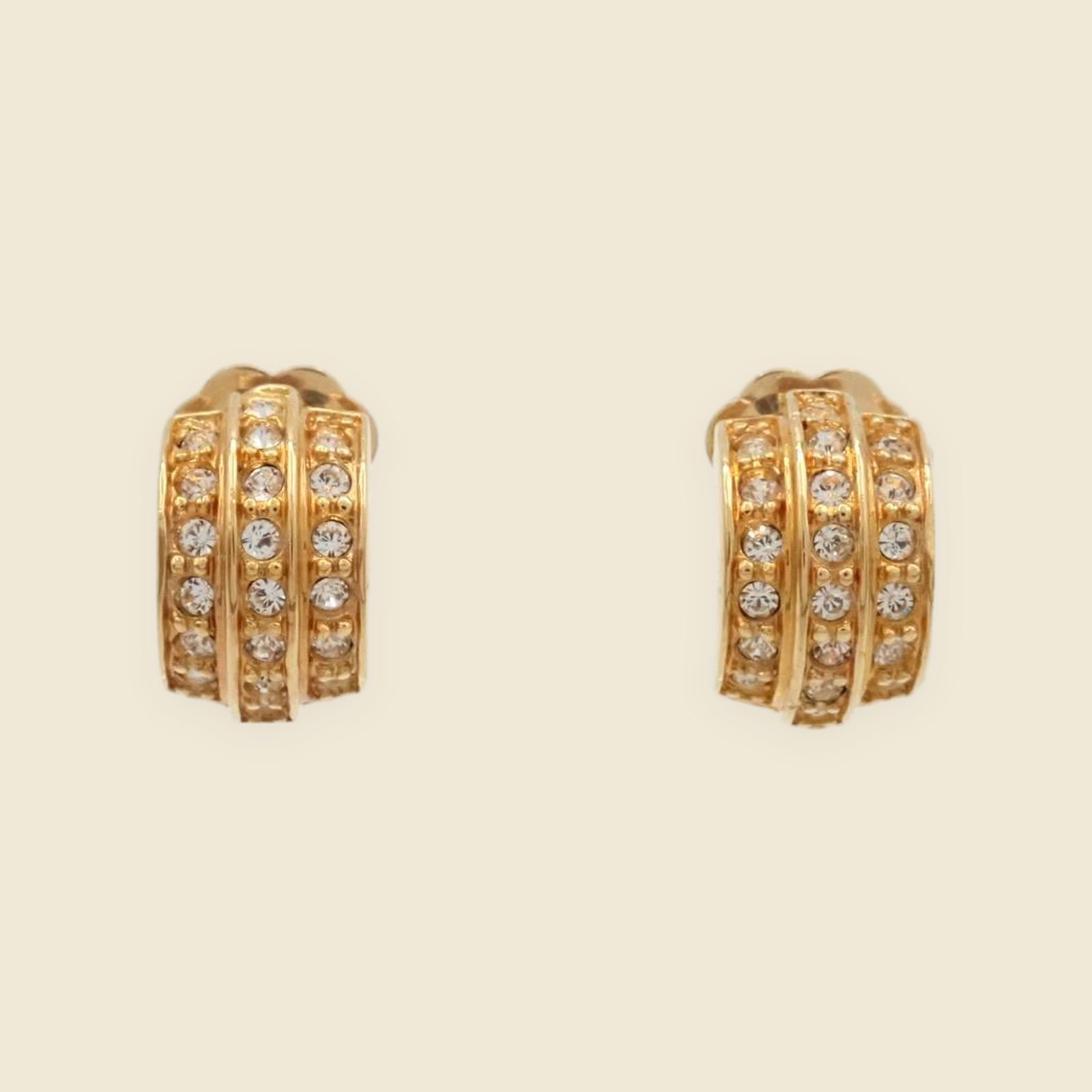 Coppia di orecchini a clip Christian Dior a mezza creola, in metallo dorato con strass, vista frontale