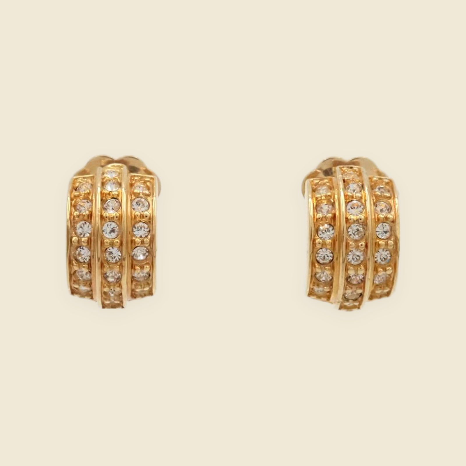 Orecchini a clip Christian Dior a mezza creola in metallo dorato con doppia fila di strass, vista frontale