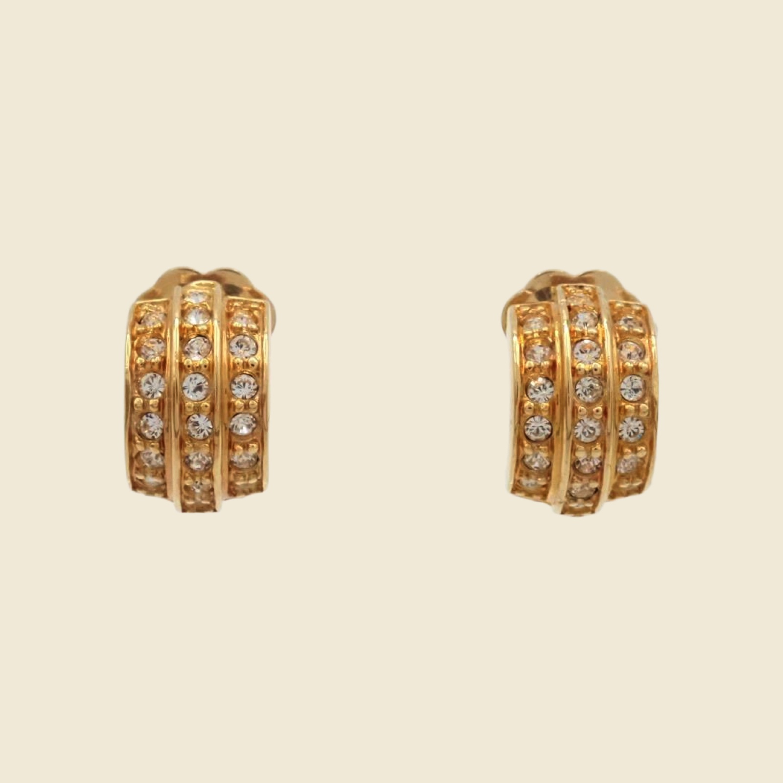 Orecchini a clip Christian Dior a mezza creola in metallo dorato con doppia fila di strass, vista frontale