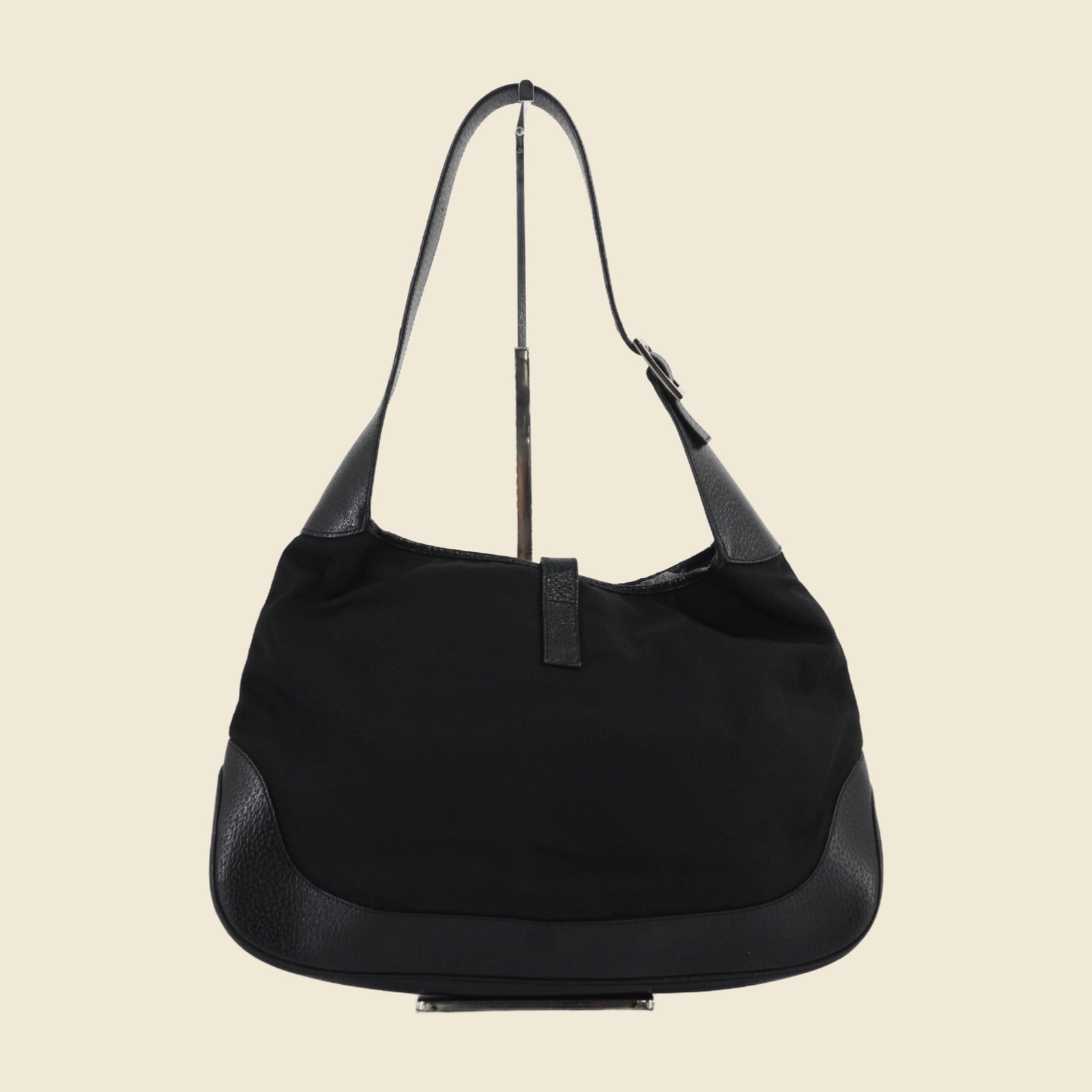 Borsa a spalla Gucci in tela nera con inserti in pelle e chiusura a pistone argentata, vista frontale su fondo bianco — vista 2