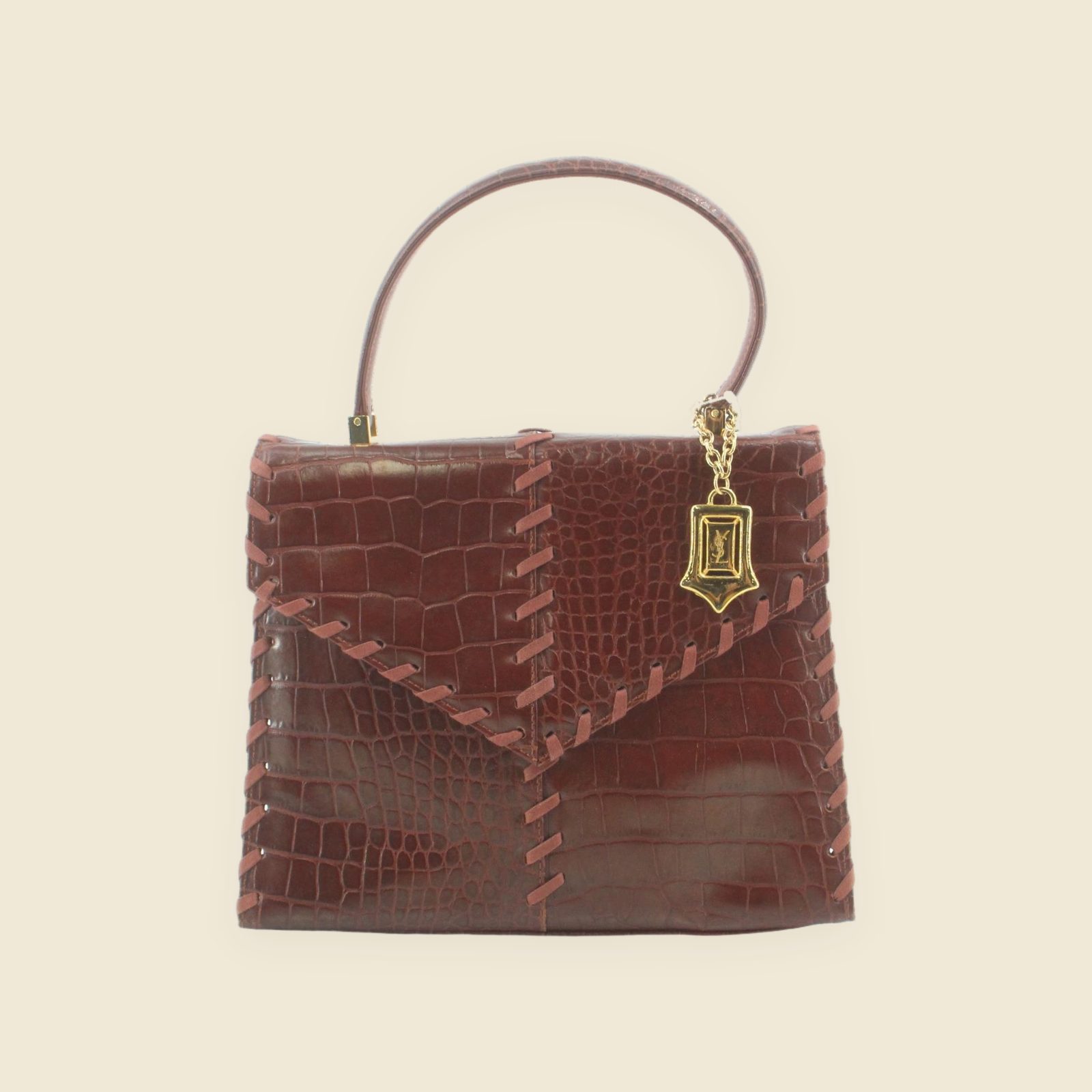 Borsa a mano Yves Saint Laurent in pelle bruna stampa cocco, con patta bordata da intreccio e pendente YSL dorato