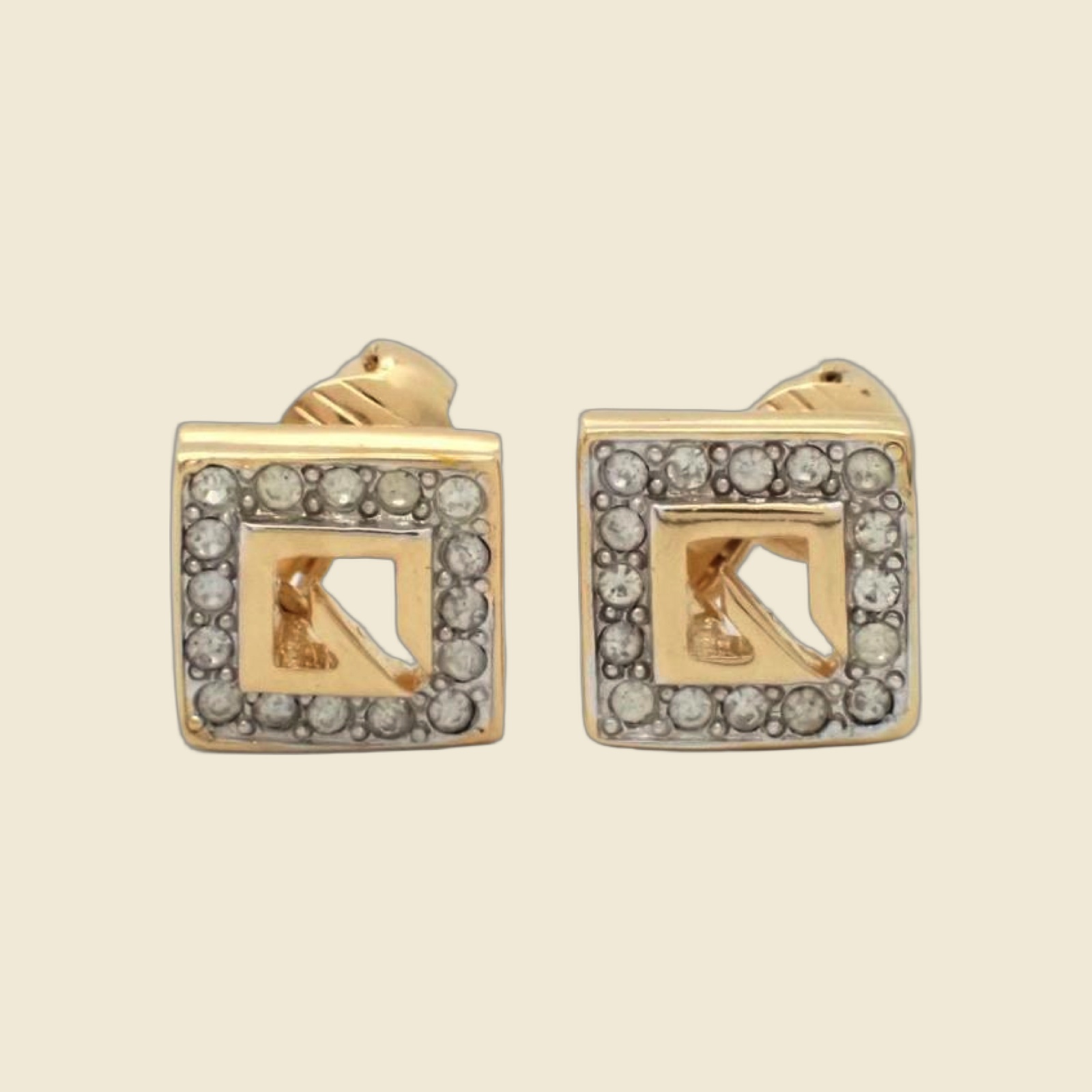 Parure Givenchy: collana con pendente quadrato a logo traforato con strass e orecchini a clip, su fondo neutro — vista 3