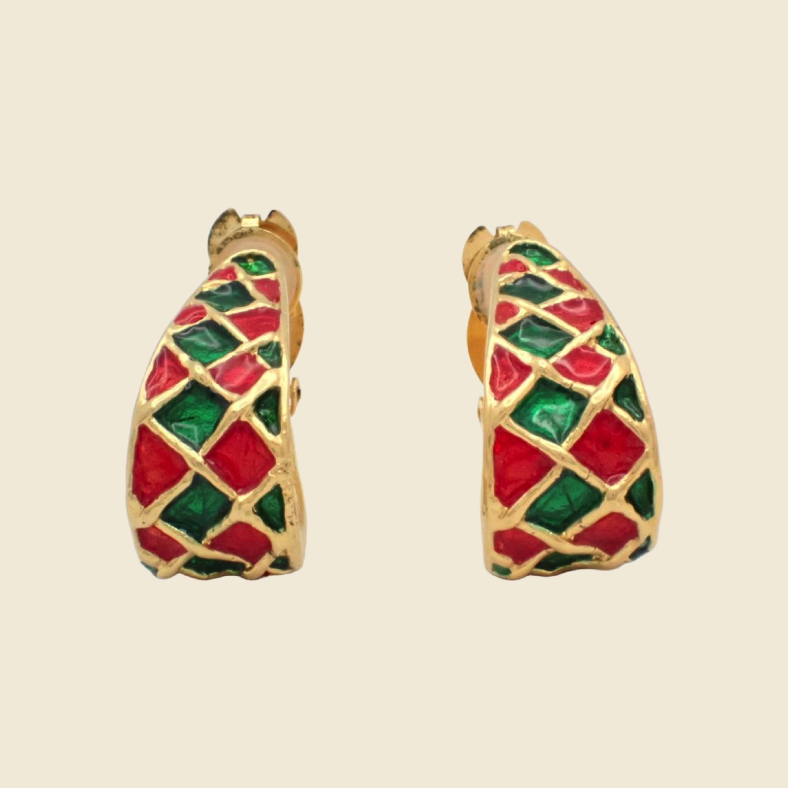 Orecchini a clip Yves Saint Laurent in metallo dorato con smalti rossi e verdi, forma a mezza creola, fondo neutro