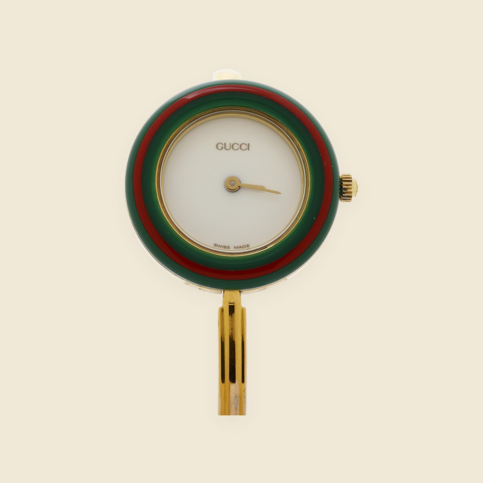 Orologio Gucci in metallo dorato con cassa tonda verde e rossa, quadrante chiaro e bracciale rigido, vista frontale