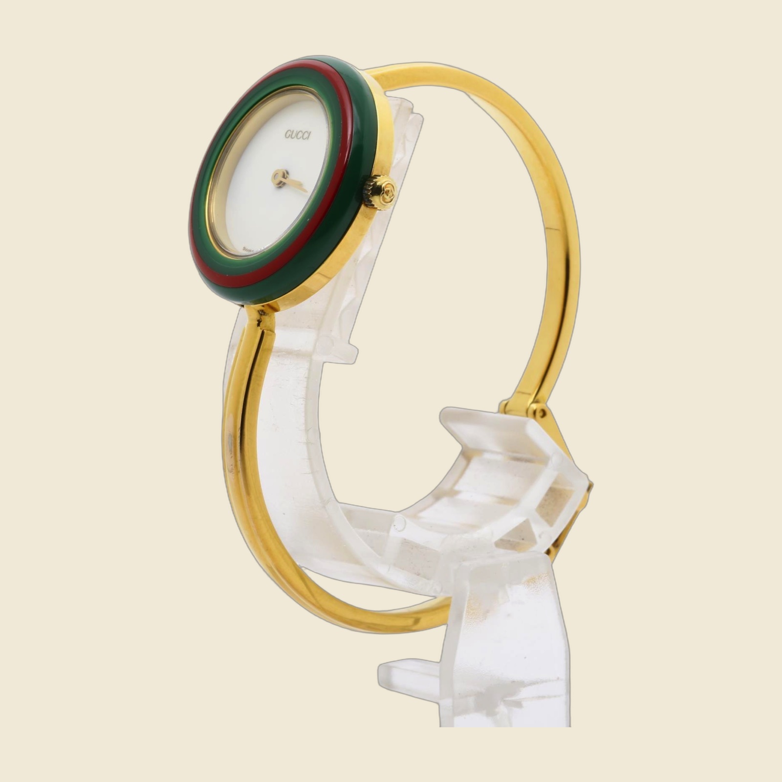 Orologio Gucci in metallo dorato, quadrante bianco, lunetta a cerchi verde e rosso, bracciale rigido, vista frontale — vista 2