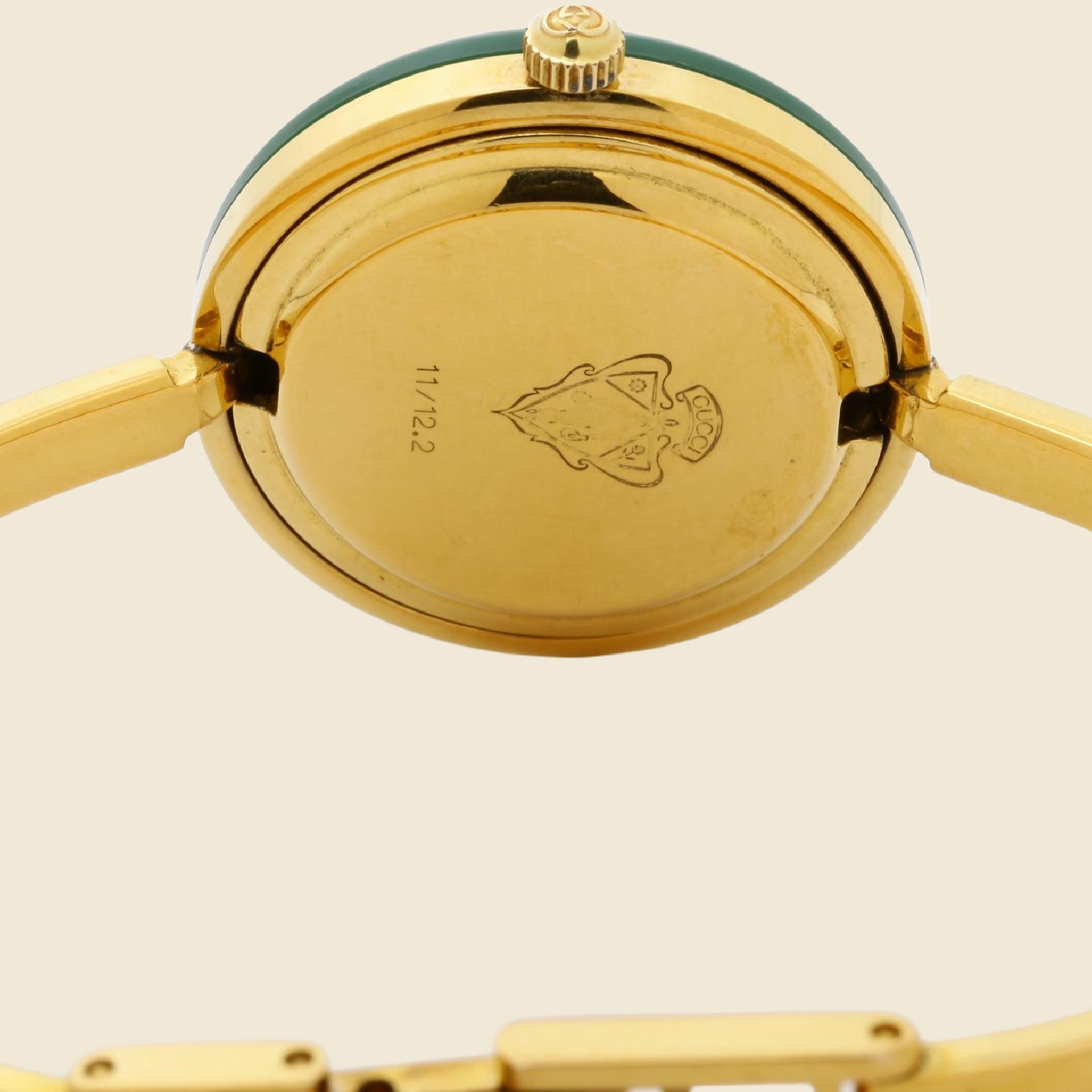 Orologio Gucci in metallo dorato, quadrante bianco, lunetta a cerchi verde e rosso, bracciale rigido, vista frontale — vista 3