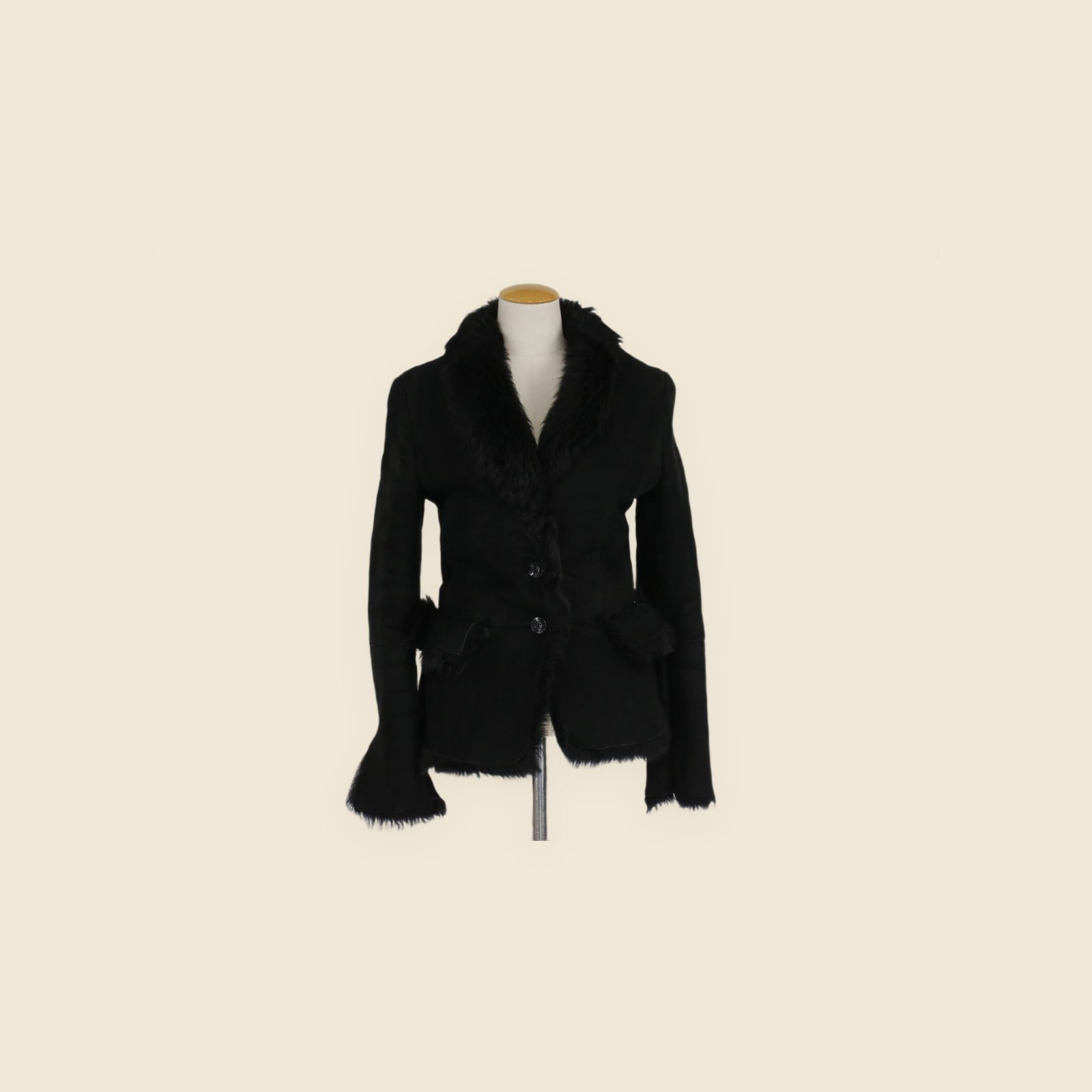 Cappotto Gucci nero in montone, sagomato, con collo a scialle, due bottoni e vello a vista