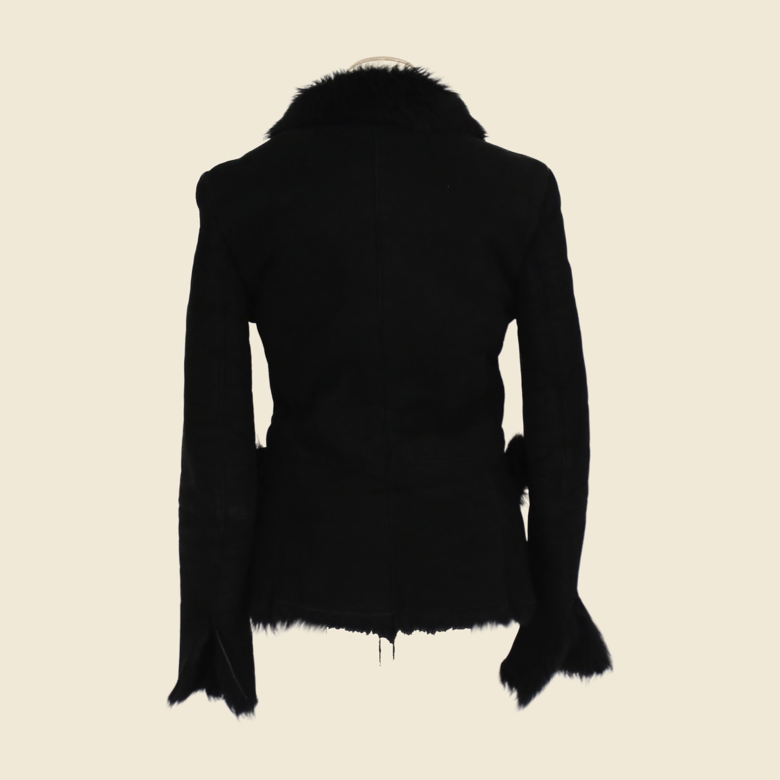 Cappotto Gucci in montone nero con collo a scialle in vello e chiusura a due bottoni, vista frontale su manichino — vista 2
