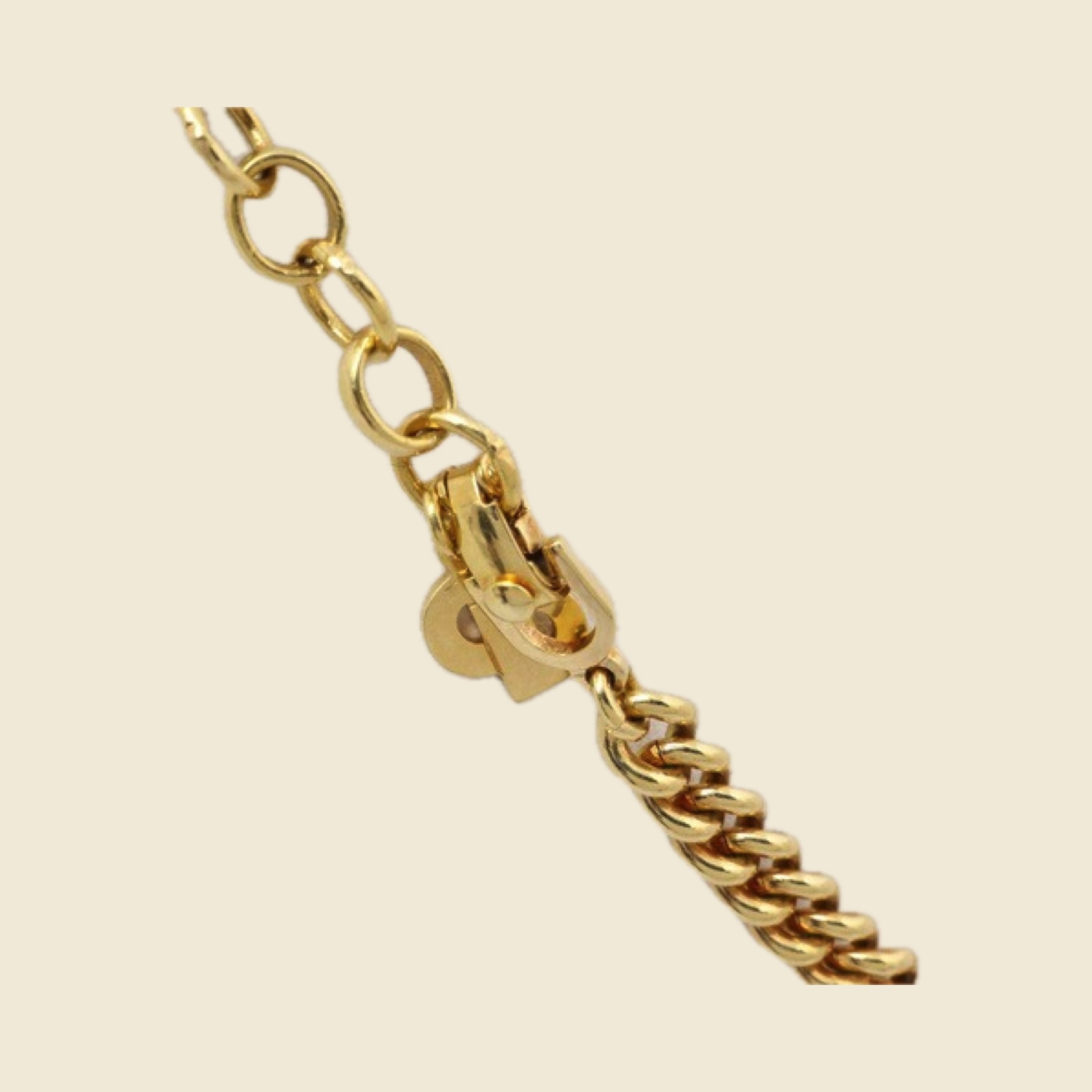 Collana Christian Dior in metallo dorato a maglia groumette, anello ovale centrale con cristalli e inserti neri — vista 2