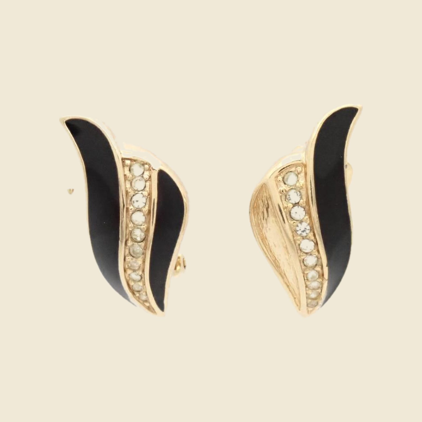 Orecchini a clip Christian Dior a foglia ondulata in metallo dorato, smalto nero e pavé di strass, fondo neutro