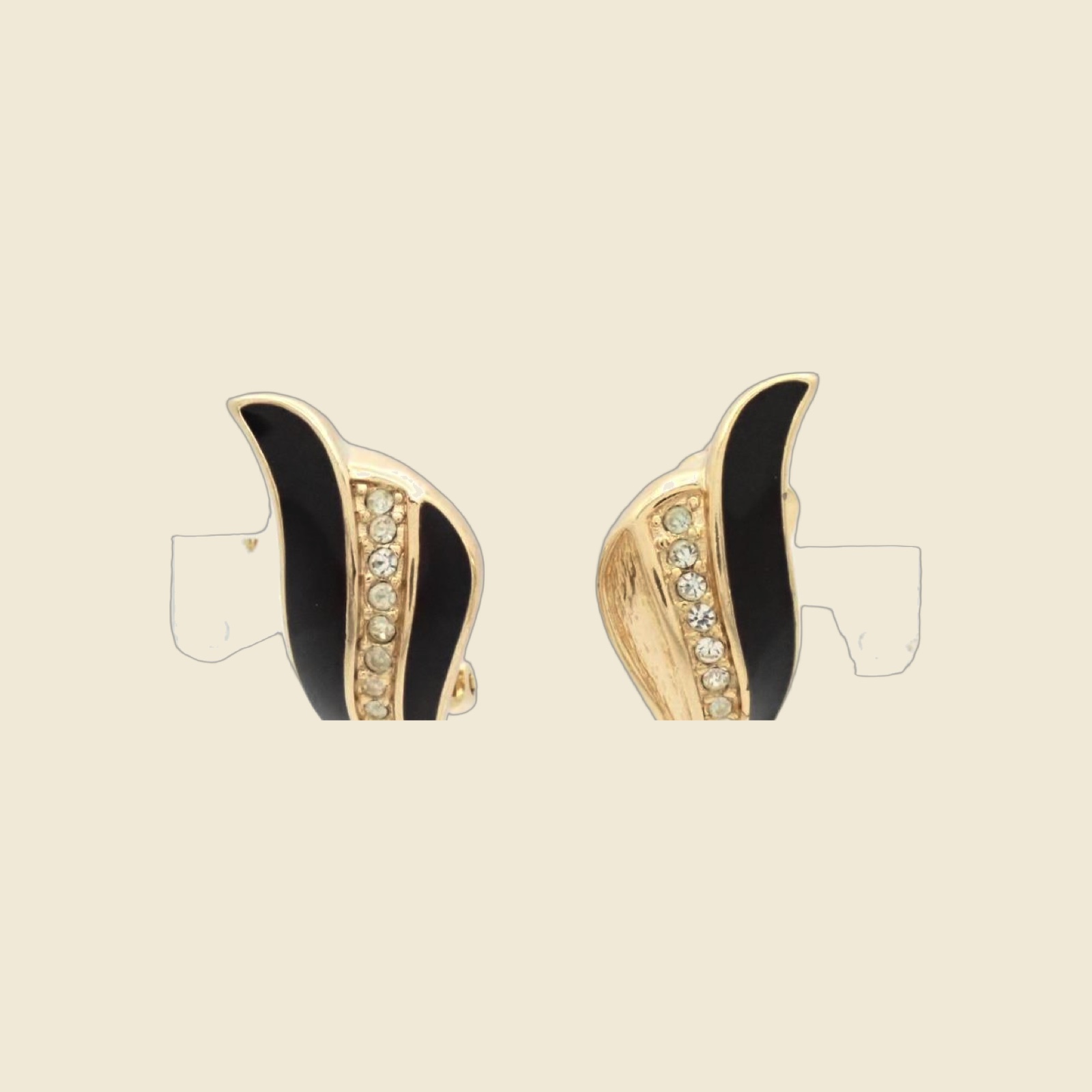 Orecchini a clip Christian Dior a foglia ondulata in metallo dorato, smalto nero e pavé di strass, fondo neutro