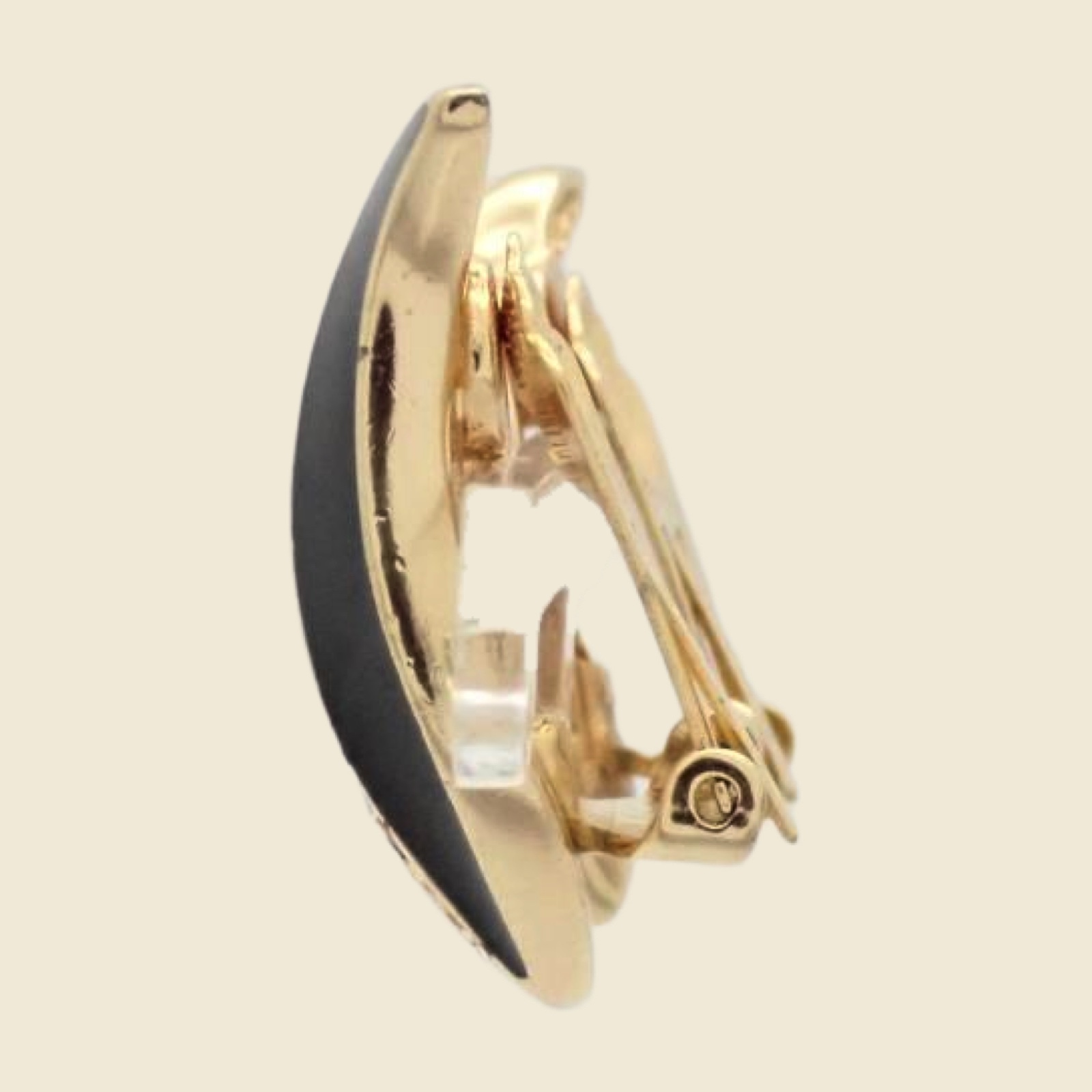 Orecchini a clip Christian Dior a foglia ondulata in metallo dorato, smalto nero e pavé di strass, fondo neutro — vista 2