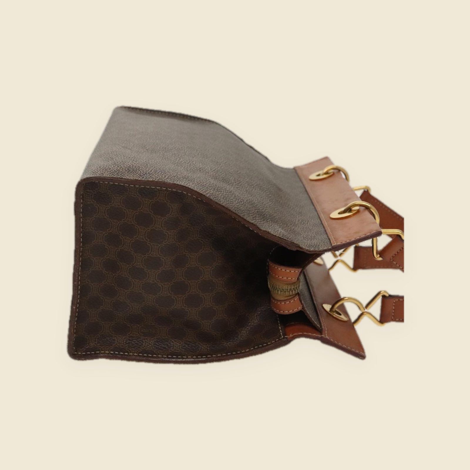 Borsa a mano Celine in tela monogramma marrone, profili e doppi manici in cuoio, ferramenta dorata, vista di tre quarti — vista 3