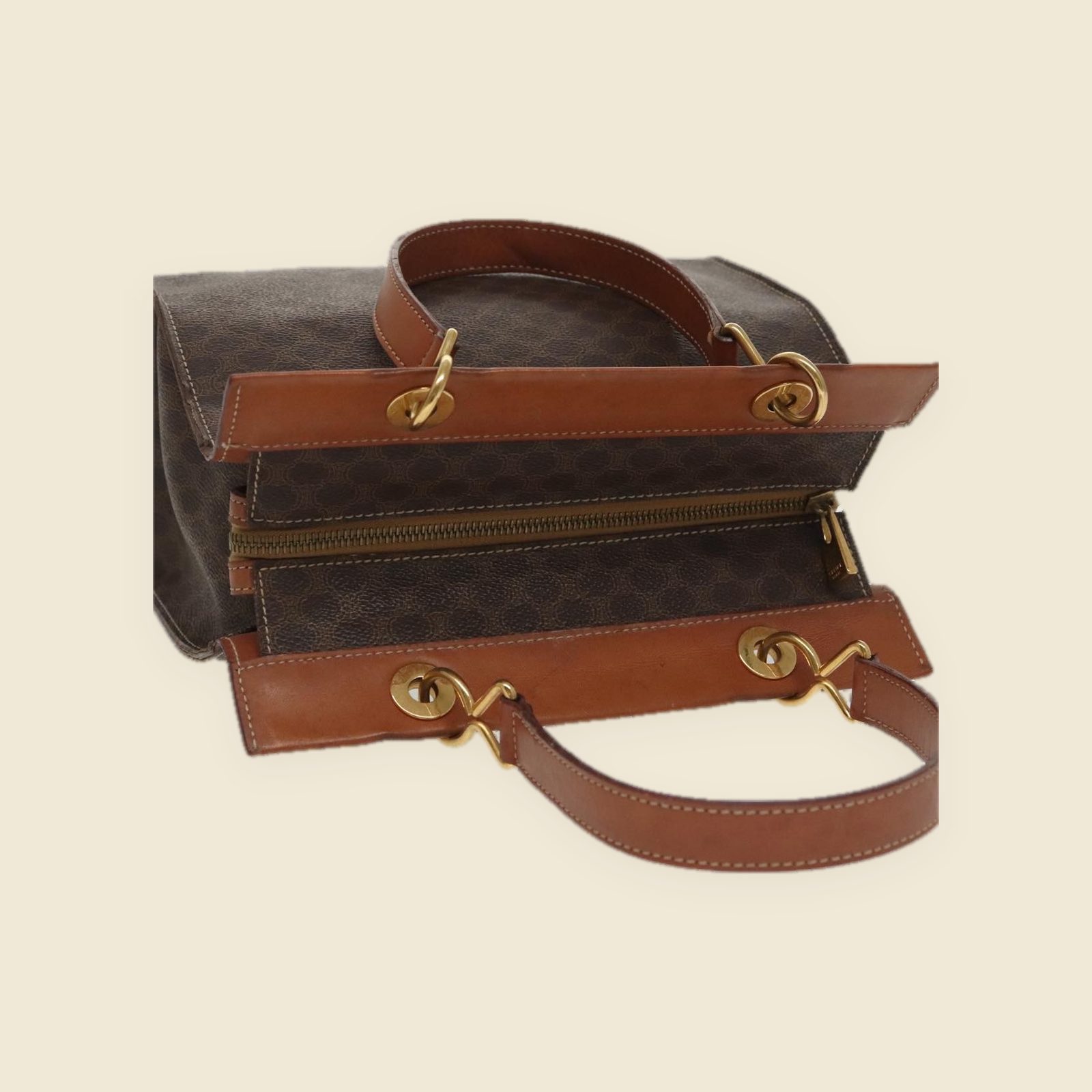 Borsa a mano Celine in tela monogramma marrone, profili e doppi manici in cuoio, ferramenta dorata, vista di tre quarti — vista 4