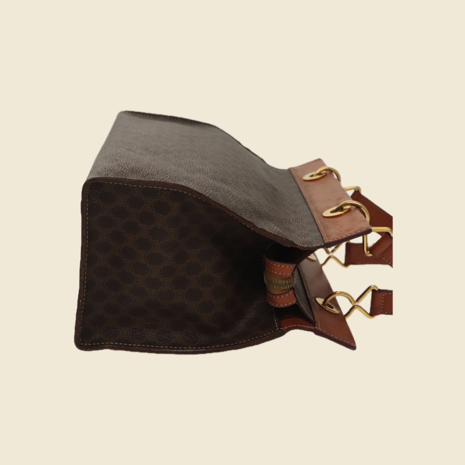 Borsa a mano Celine in tela monogramma marrone, profili e doppi manici in cuoio, ferramenta dorata, vista di tre quarti — vista 3