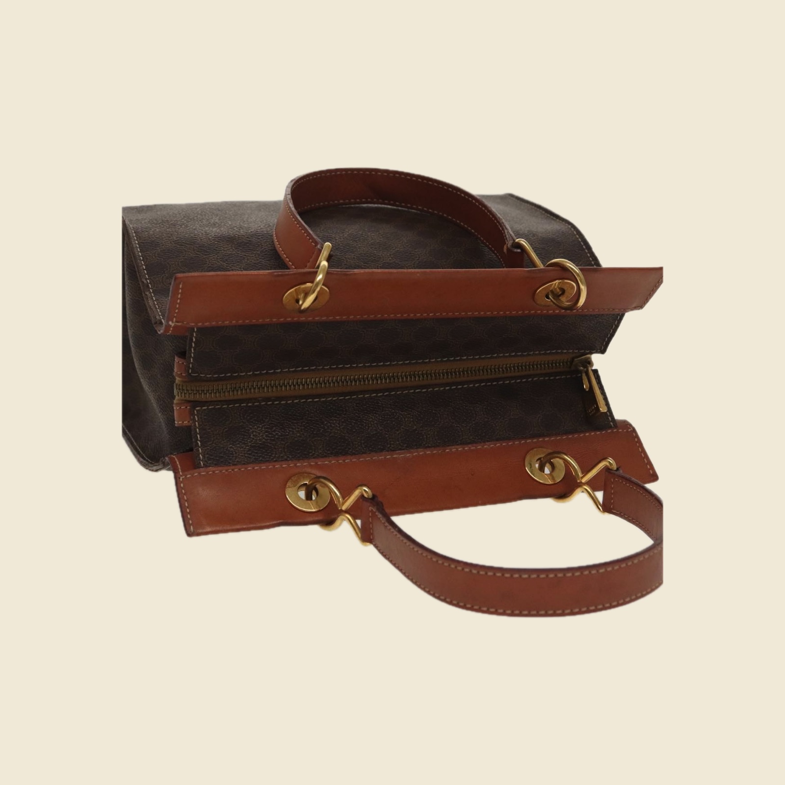 Borsa a mano Celine in tela monogramma marrone, profili e doppi manici in cuoio, ferramenta dorata, vista di tre quarti — vista 4