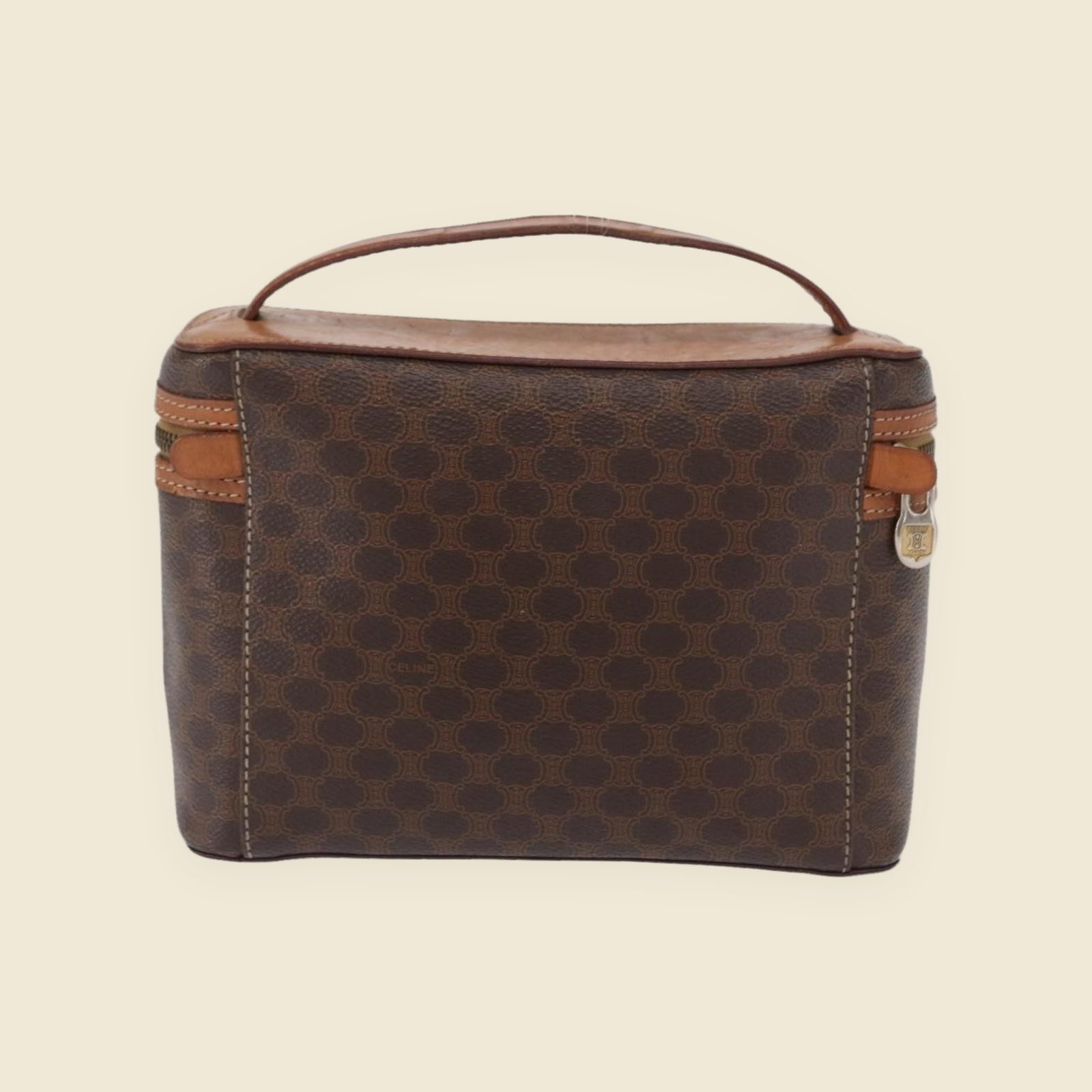 Borsa vanity Celine in tela monogramma marrone e pelle, manico superiore e zip dorata, vista frontale su fondo bianco — vista 2