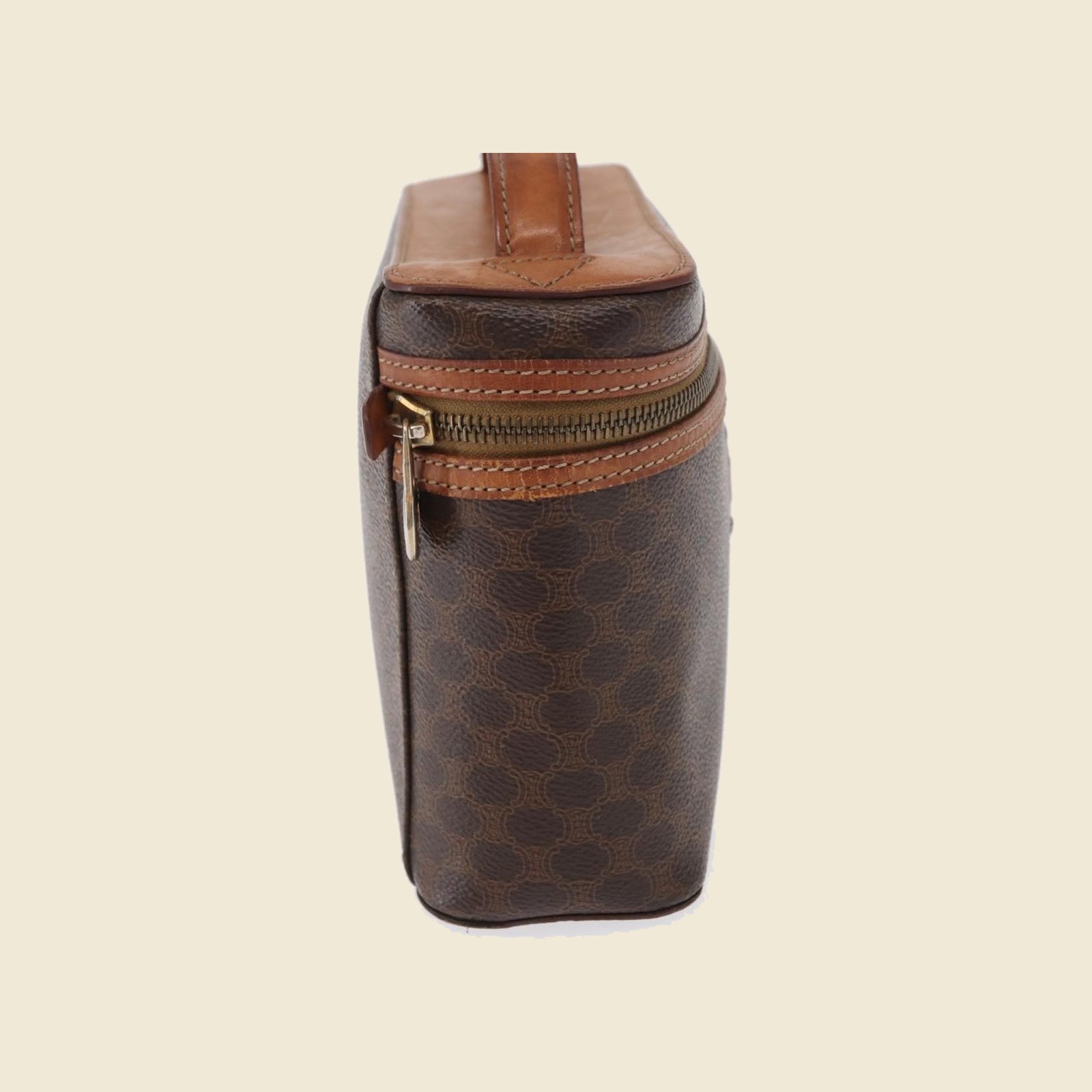 Borsa vanity Celine in tela monogramma marrone e pelle, manico superiore e zip dorata, vista frontale su fondo bianco — vista 3