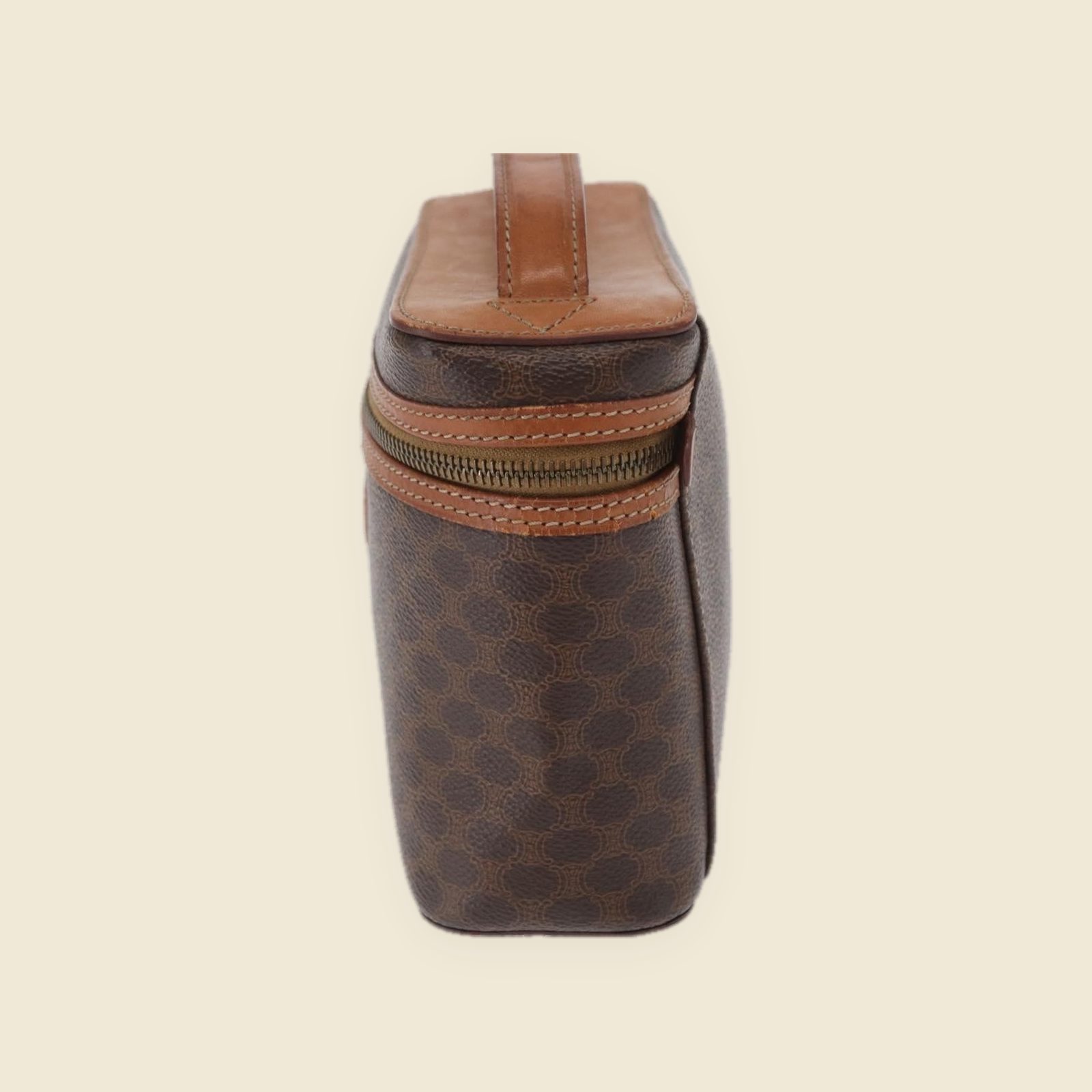 Borsa vanity Celine in tela monogramma marrone e pelle, manico superiore e zip dorata, vista frontale su fondo bianco — vista 4