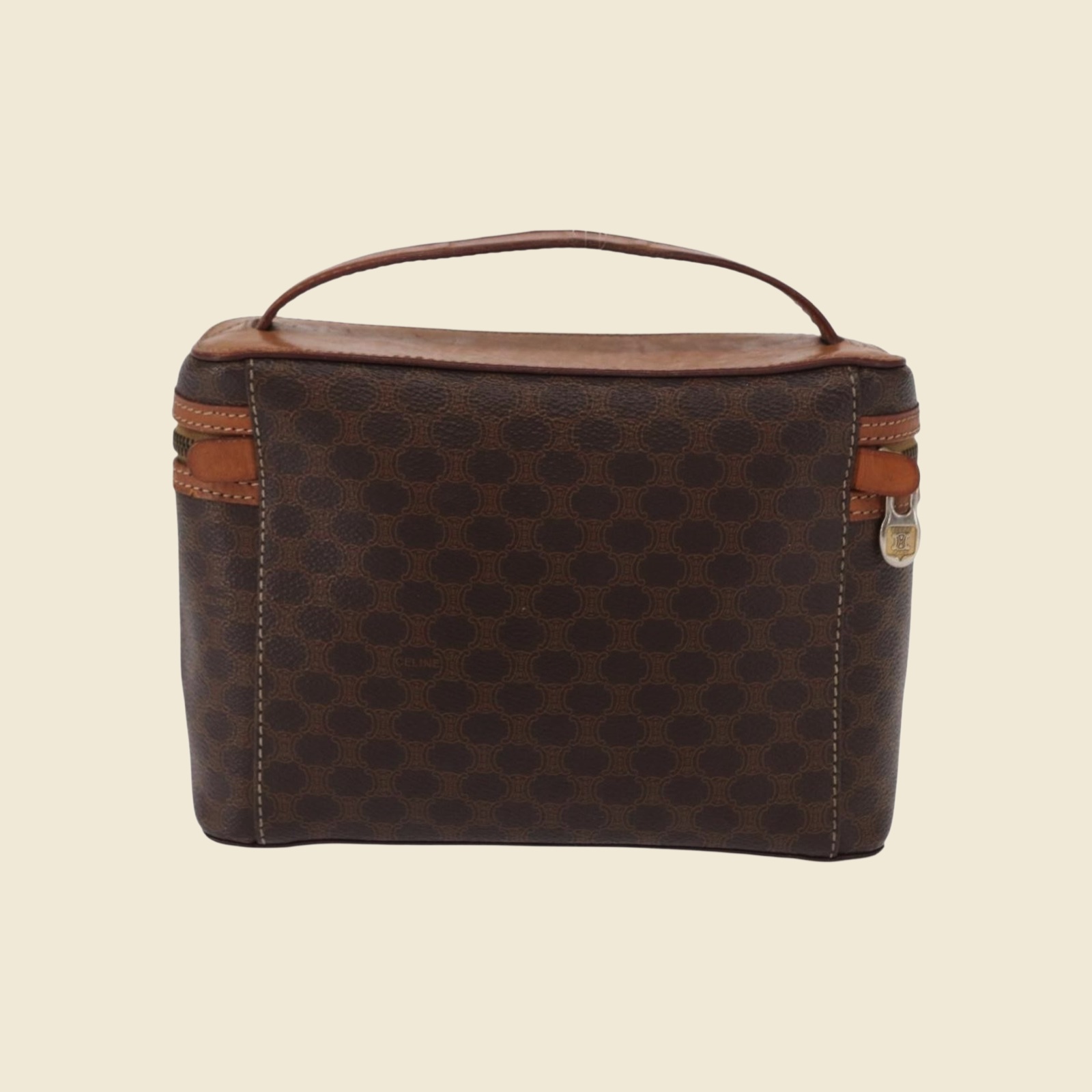Borsa vanity Celine in tela monogramma marrone e pelle, manico superiore e zip dorata, vista frontale su fondo bianco — vista 2