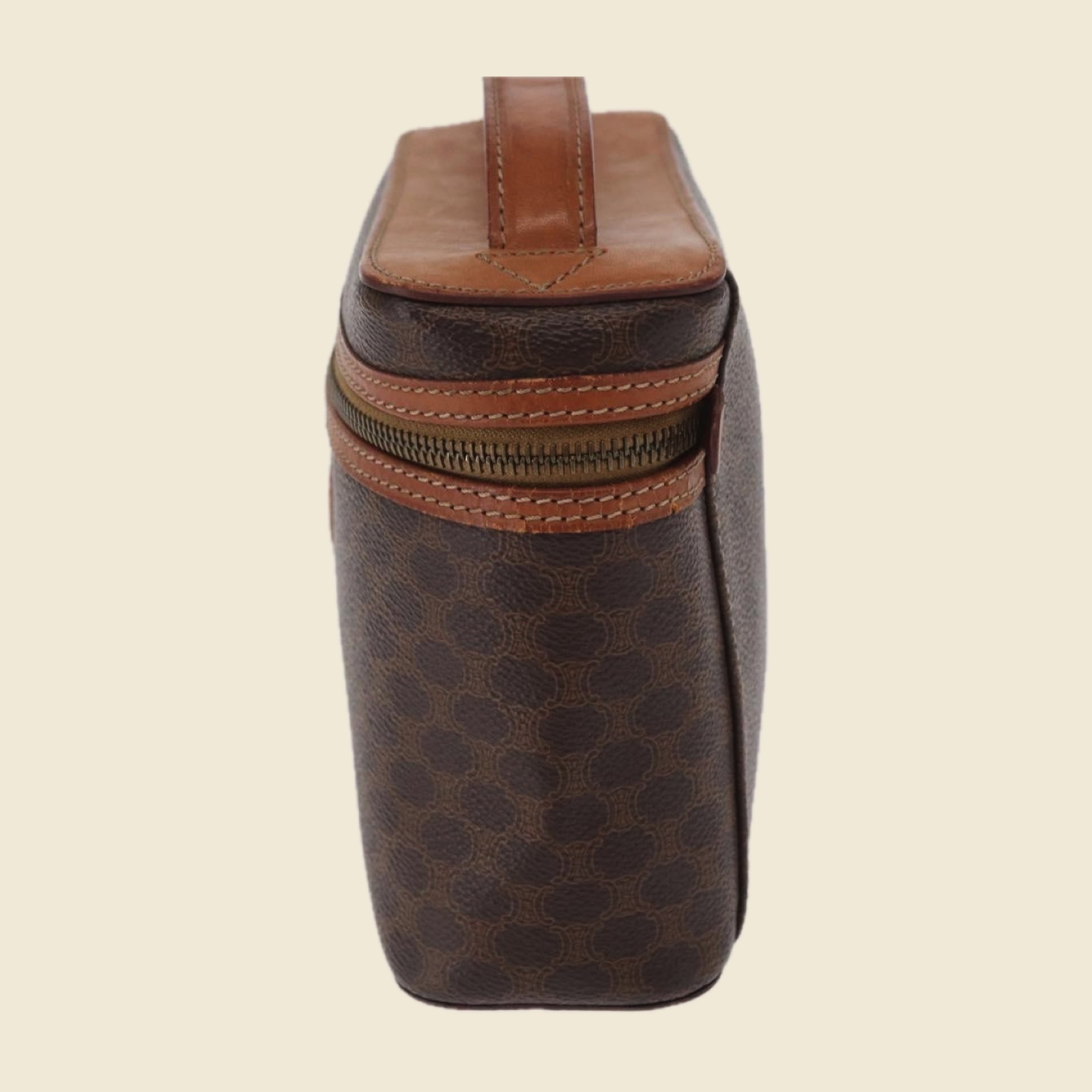 Borsa vanity Celine in tela monogramma marrone e pelle, manico superiore e zip dorata, vista frontale su fondo bianco — vista 3