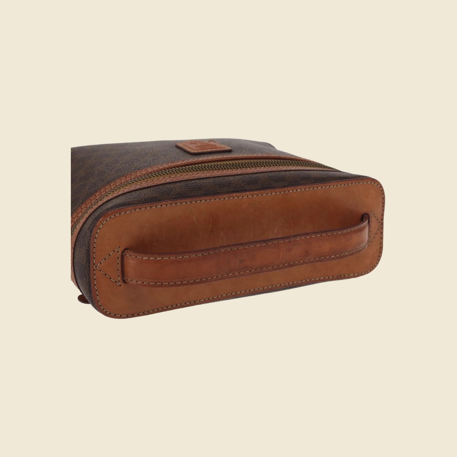 Borsa vanity Celine in tela monogramma marrone e pelle, manico superiore e zip dorata, vista frontale su fondo bianco — vista 4