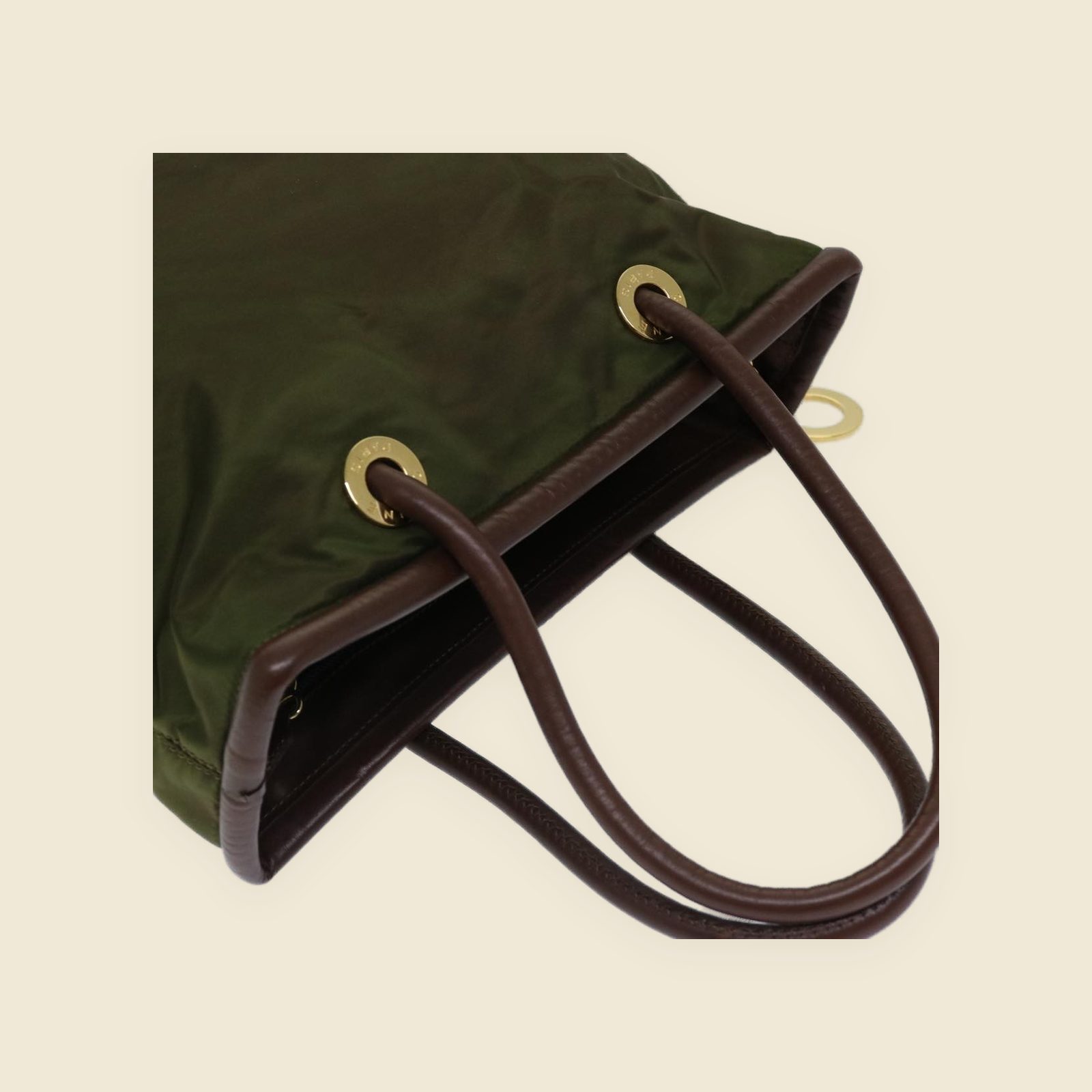 Borsa a mano Celine in tessuto verde oliva con profili e doppi manici in pelle marrone e ferramenta dorata — vista 2