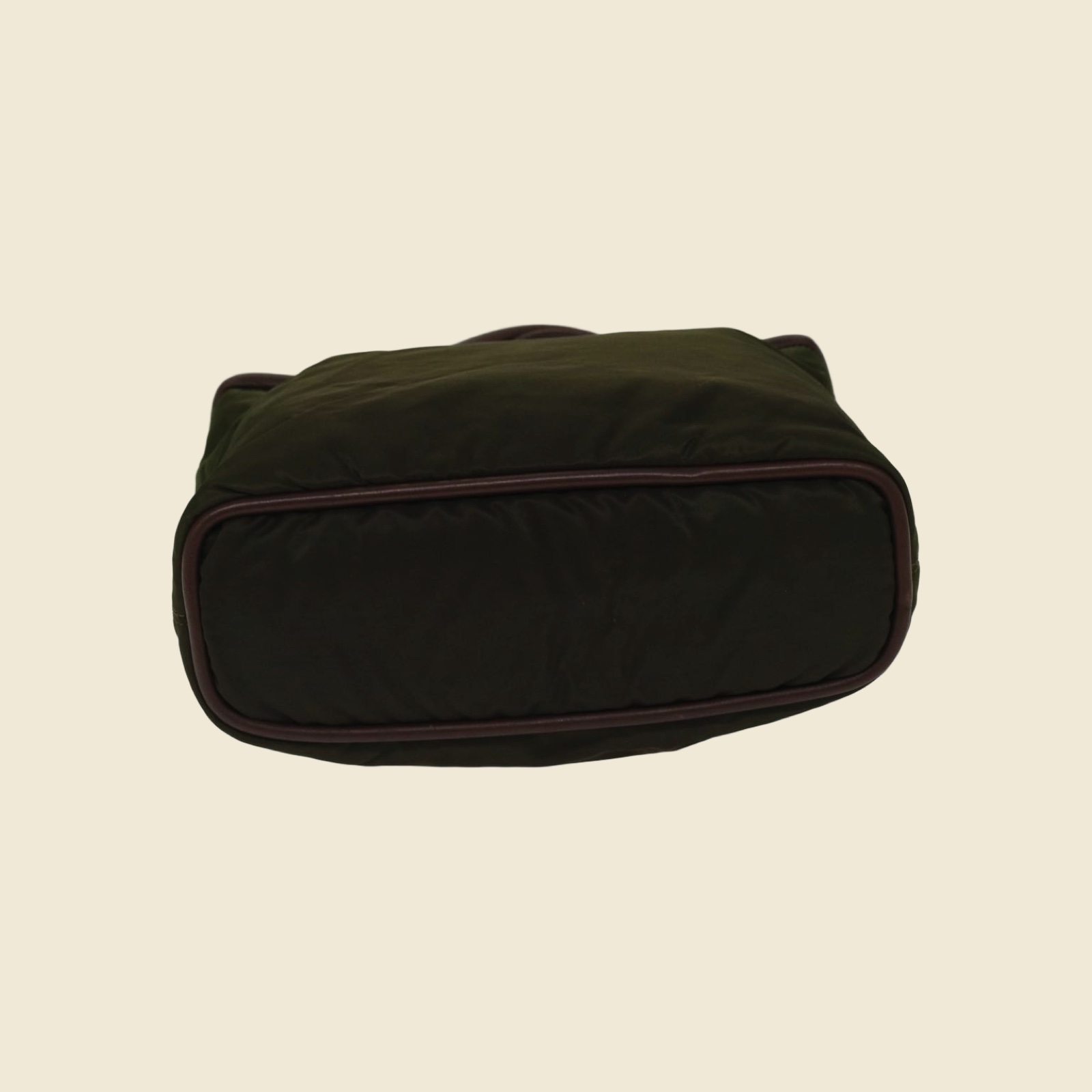 Borsa a mano Celine in tessuto verde oliva con manici in pelle marrone e anelli dorati, vista di tre quarti su fondo bianco — vista 4